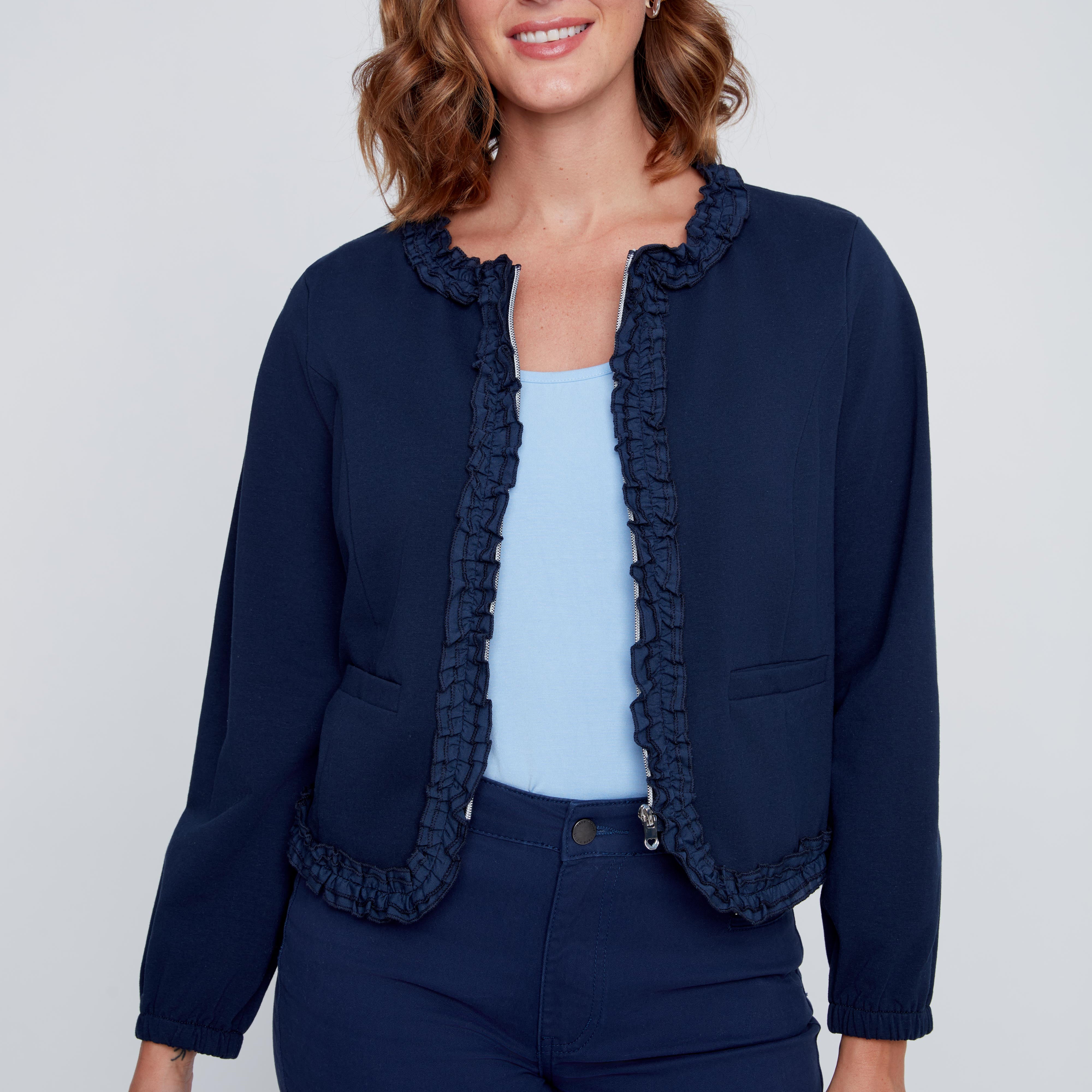 Veston extensible marine avec détails de volants, style féminin et élégant, confectionné en coton et élasthanne.