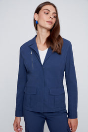 Veston marine avec deux poches à l’avant et fermeture éclair au buste, style décontracté à porter avec un jean.