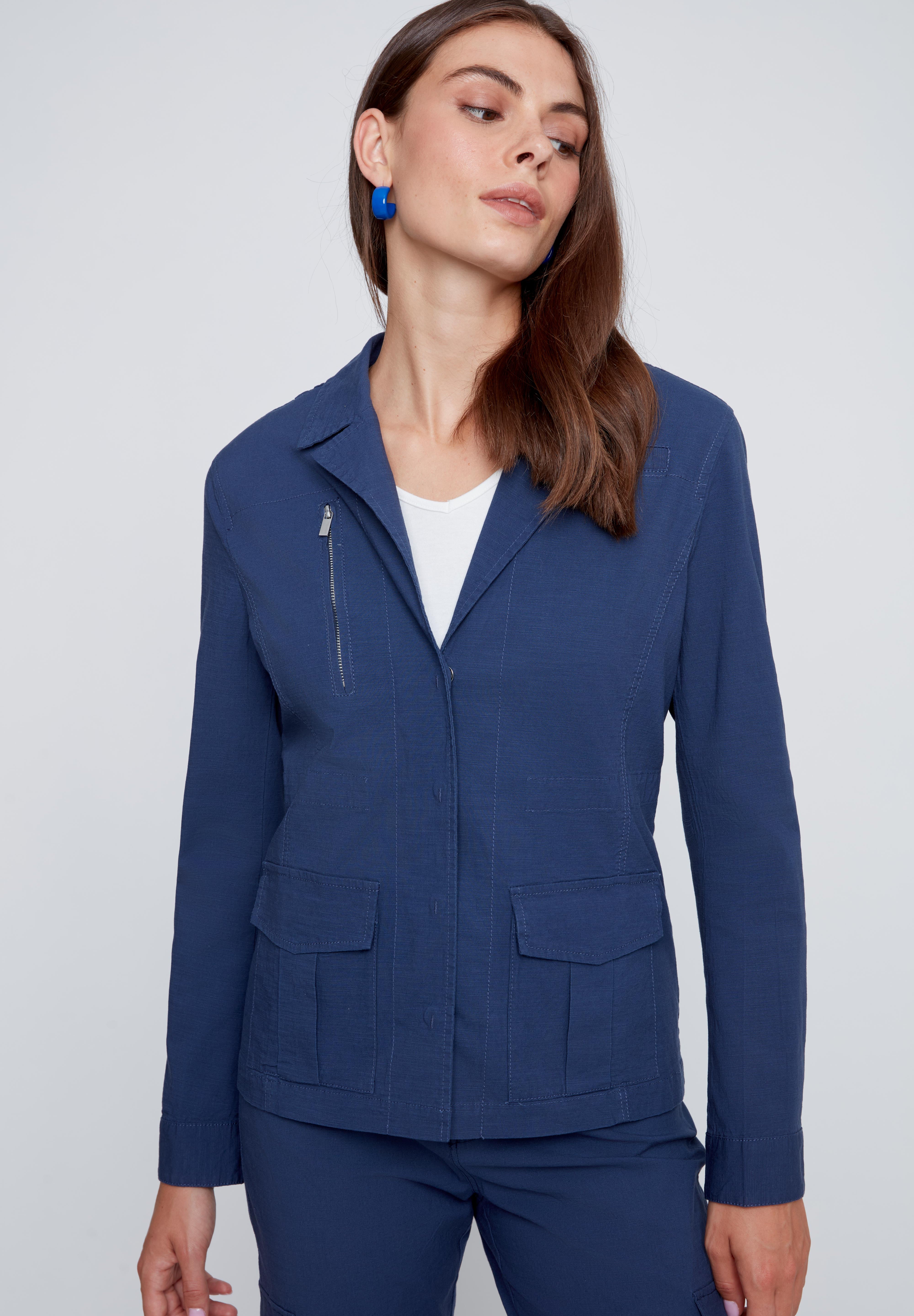 Veston marine avec deux poches à l’avant et fermeture éclair au buste, style décontracté à porter avec un jean.