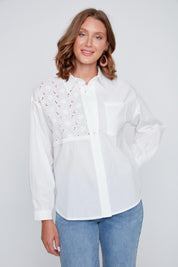 Chemisier blanc avec broderie anglaise, style délicat et féminin, tissu en coton respirant.