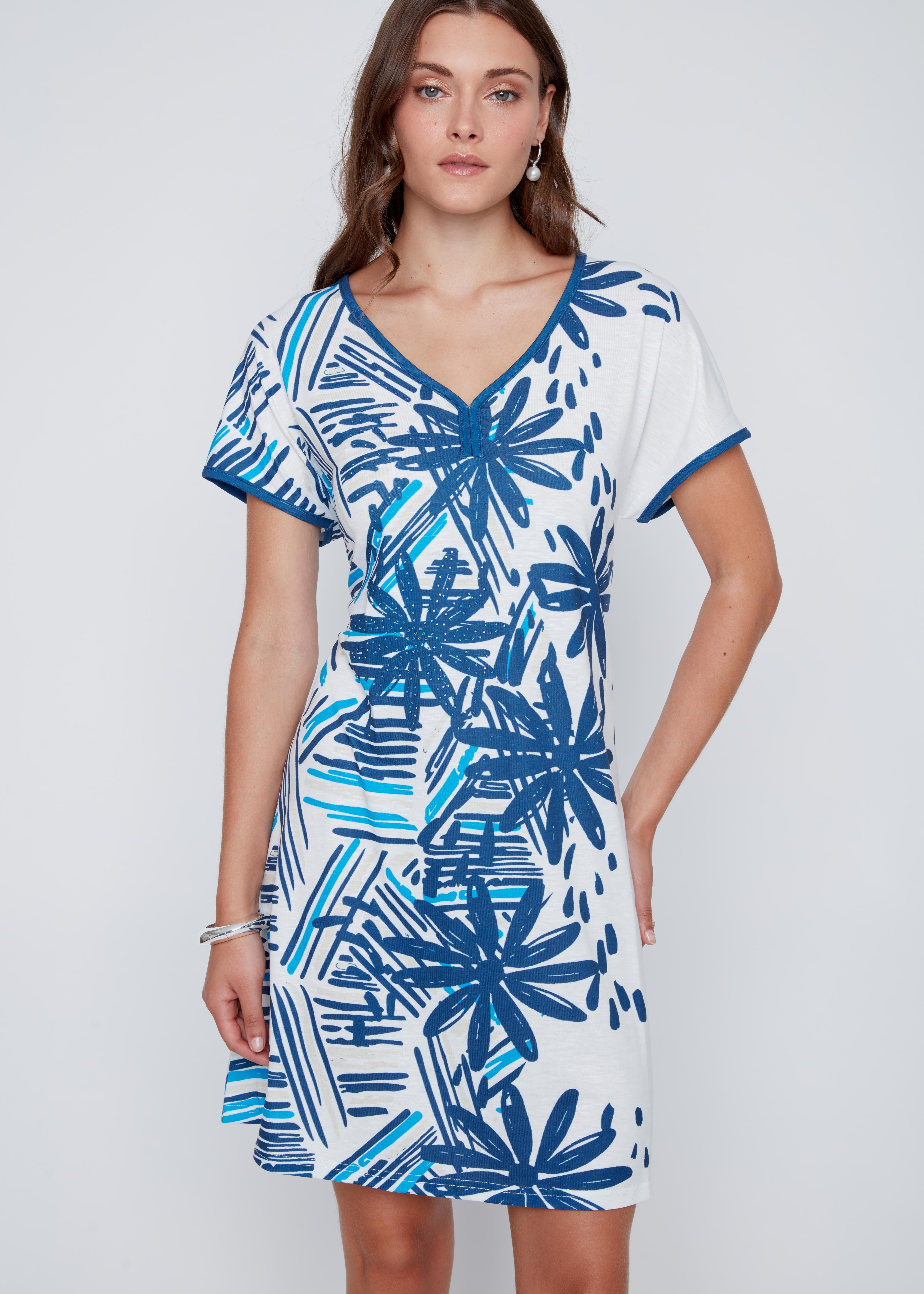 Robe à manches courtes avec imprimé de palmiers bleu et détails brillants bleus, offrant un style féminin et lumineux.