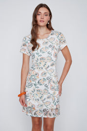 Robe T-shirt à col rond avec imprimé floral pastel, doublée d’un petit jupon, tissu léger en polyester.