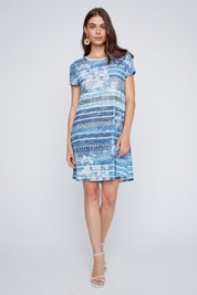 Robe T-shirt à col rond avec imprimé de rayures effet délavé dans plusieurs tons de bleu, style léger et décontracté.