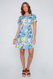 Robe T-shirt à col en V avec imprimé citrons dans les tons de bleu, jaune et vert, détail de dentelle au dos.