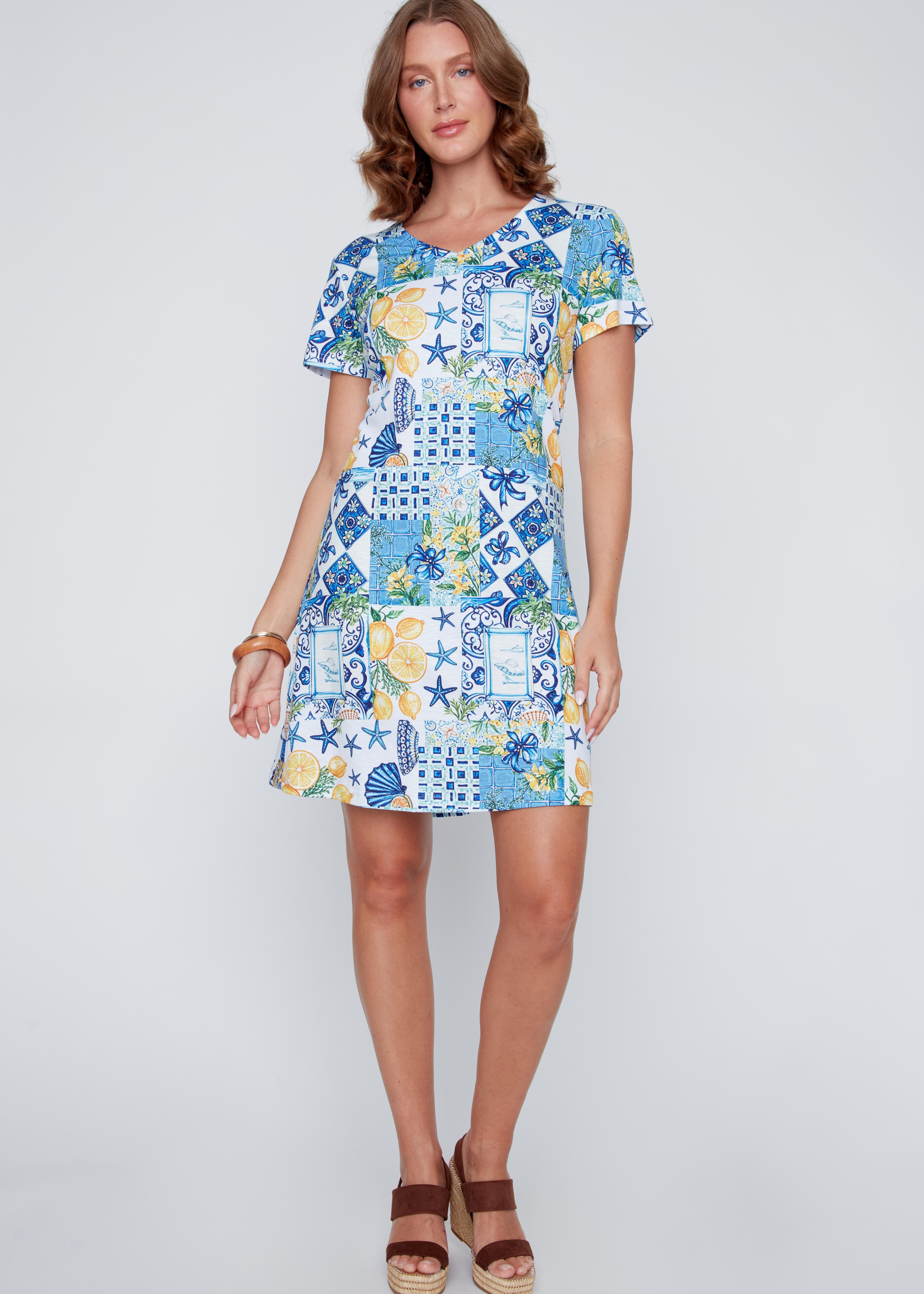 Robe T-shirt à col en V avec imprimé citrons dans les tons de bleu, jaune et vert, détail de dentelle au dos.