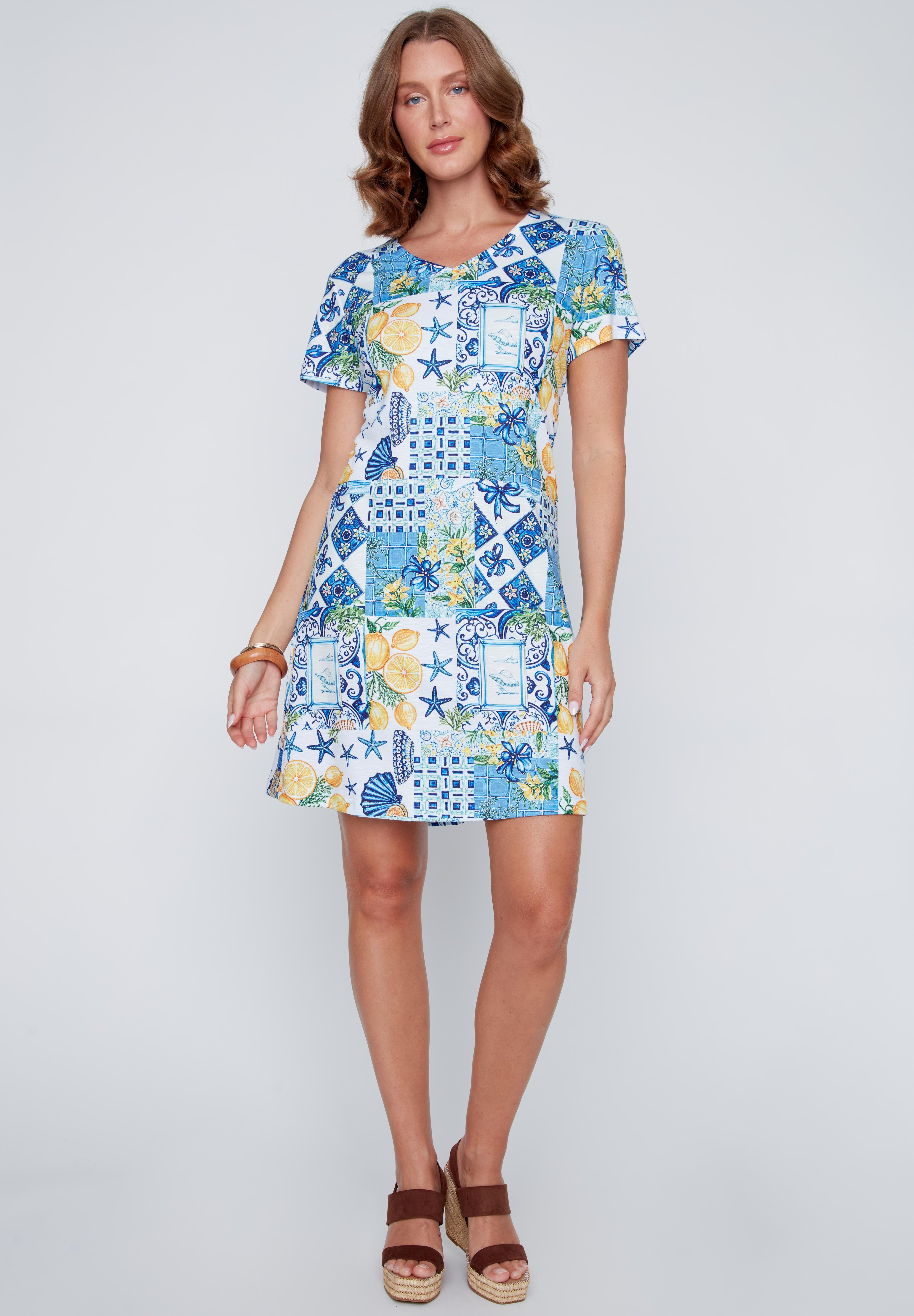 Robe T-shirt à col en V avec imprimé citrons dans les tons de bleu, jaune et vert, détail de dentelle au dos.