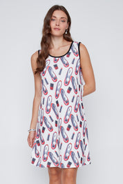 Robe blanche sans manches avec imprimé de souliers ballerines, tissu léger et infroissable, style original et féminin