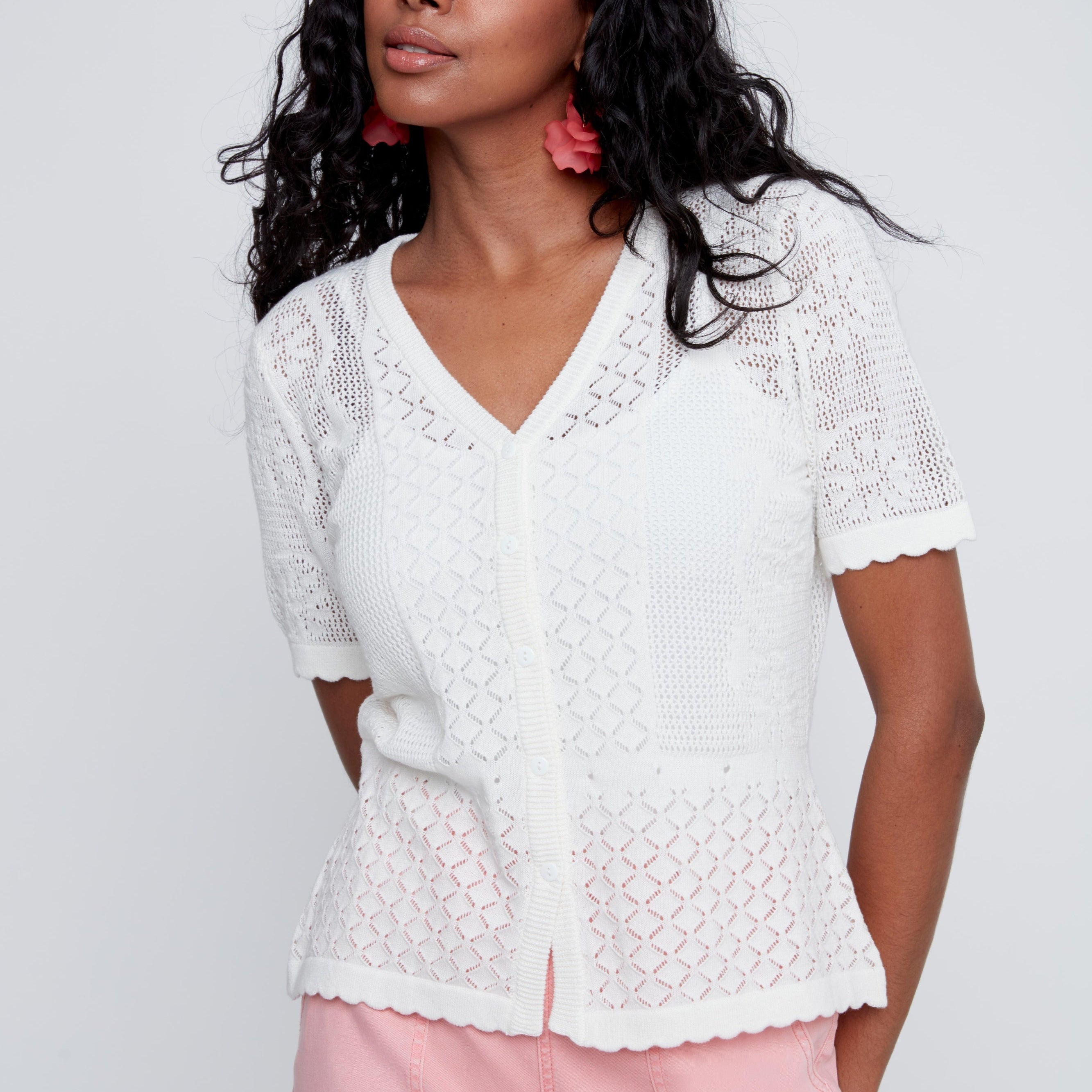 Cardigan en tricot léger ivoire, style féminin et confortable, idéal pour superposition en été