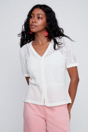 Cardigan en tricot léger ivoire, style féminin et confortable, idéal pour superposition en été