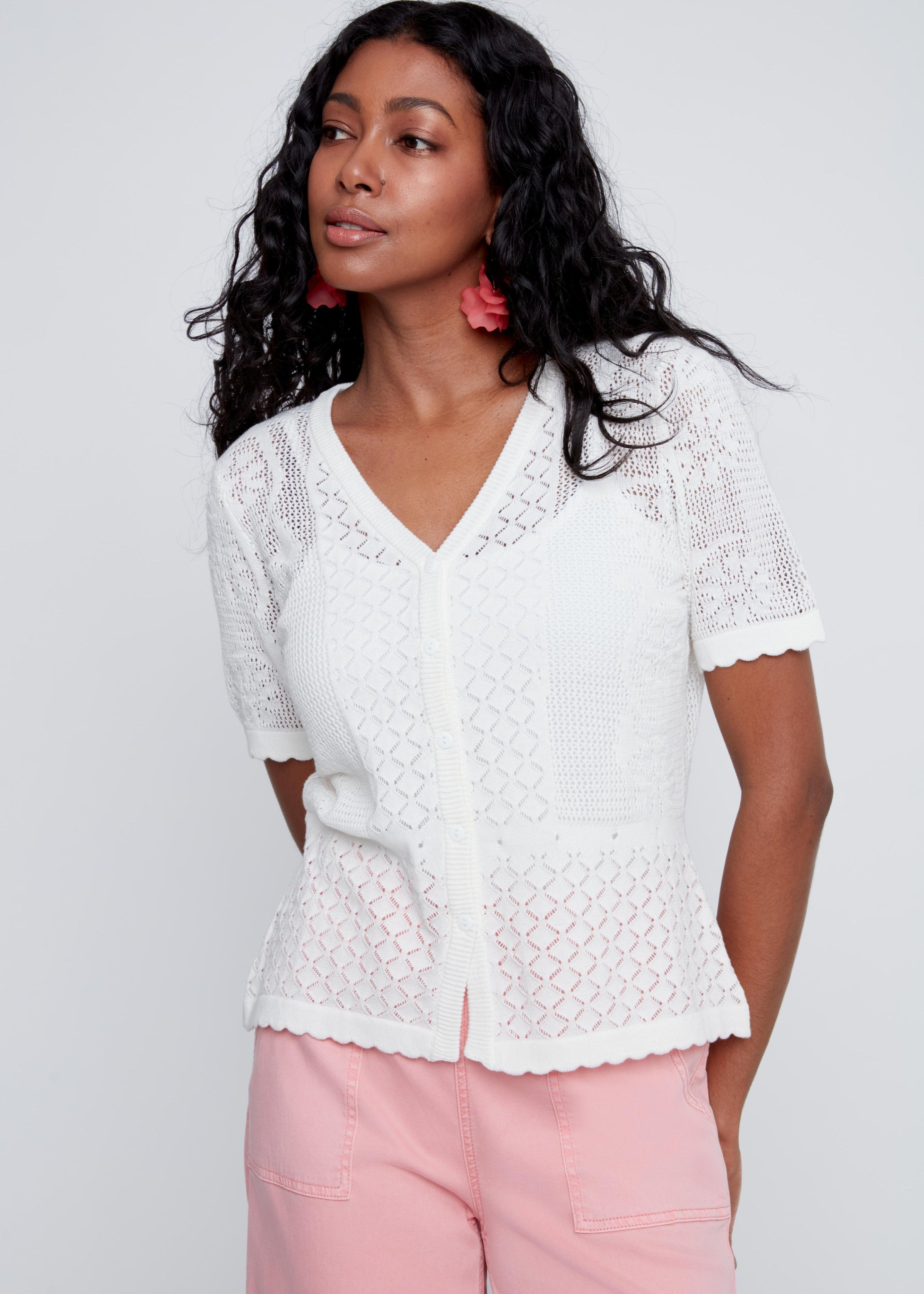 Cardigan en tricot léger ivoire, style féminin et confortable, idéal pour superposition en été