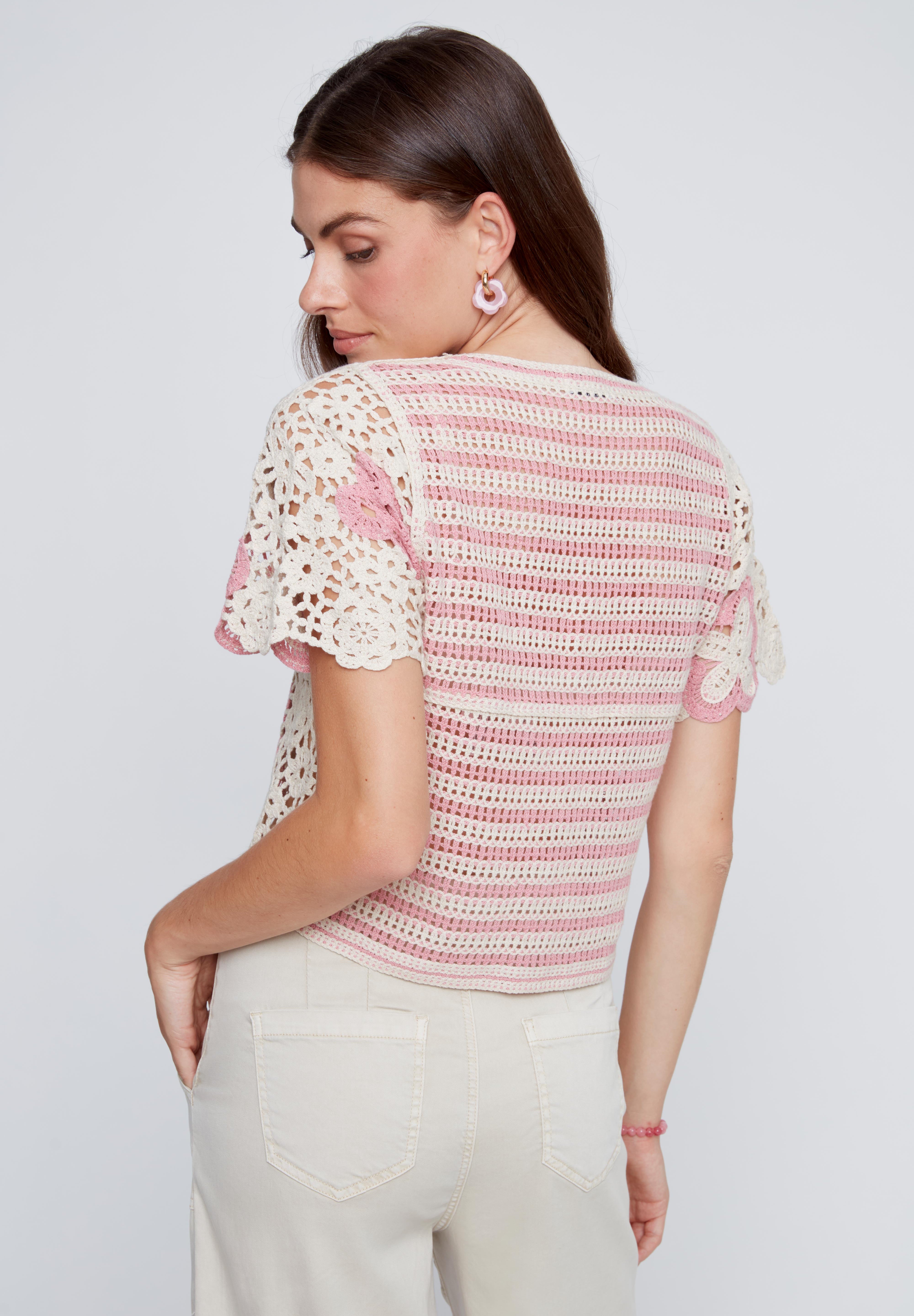 Chandail Fleurs Ajourées en Crochet