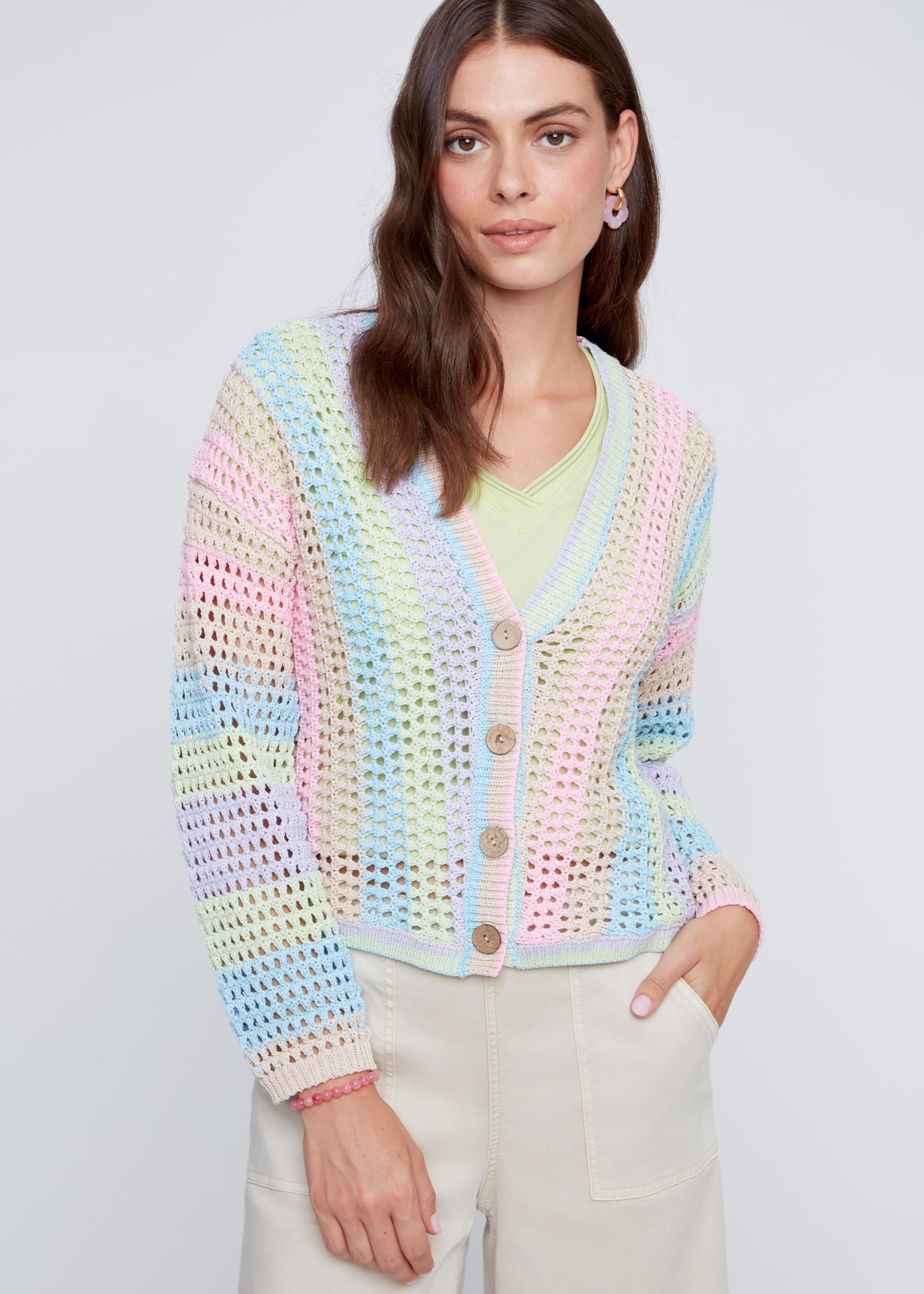 Cardigan en crochet multicolore dans les tons de bleu, rose et vert lime sur fond beige, style léger et féminin.