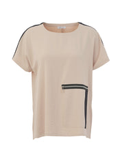 Top tunique taupe fluide avec poche à l’avant, détails noirs aux épaules et sur la poche, fentes sur les côtés, style léger et élégant.