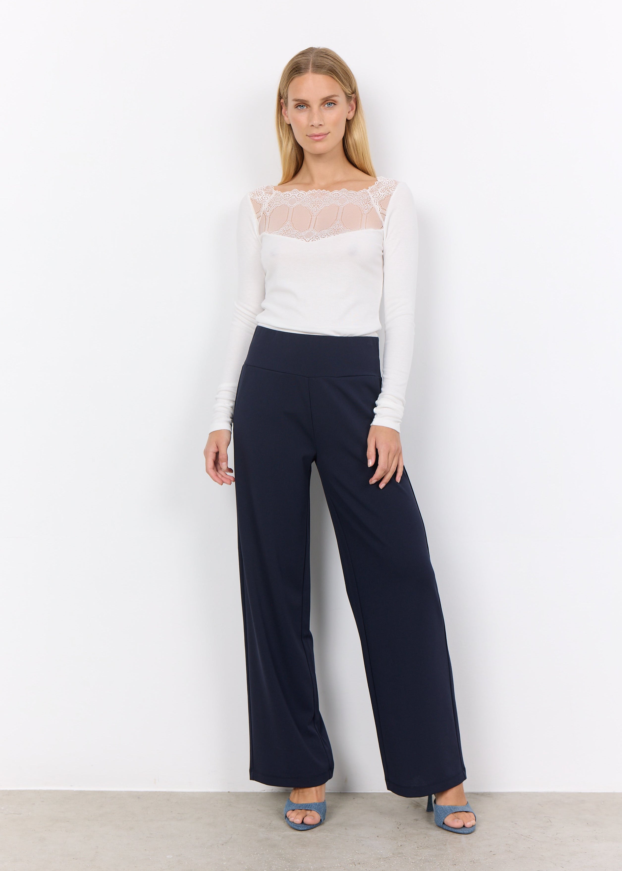 Pantalon Soya Concept. Taille haute, jambes larges, tissu élastique et fabriqué en polyester recyclé. Idéal pour un look minimaliste et sophistiqué.