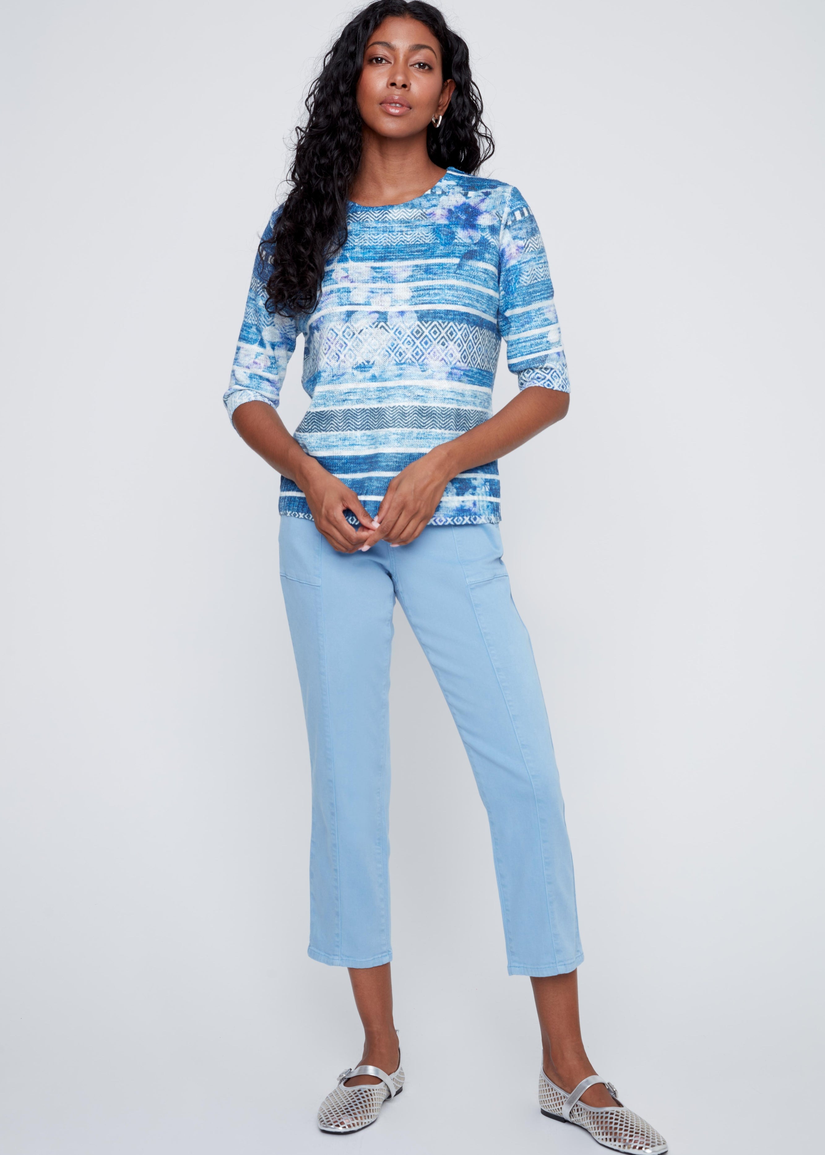 Chandail en tricot ivoire à rayures douces avec manches au coude, tissu infroissable et style féminin élégant