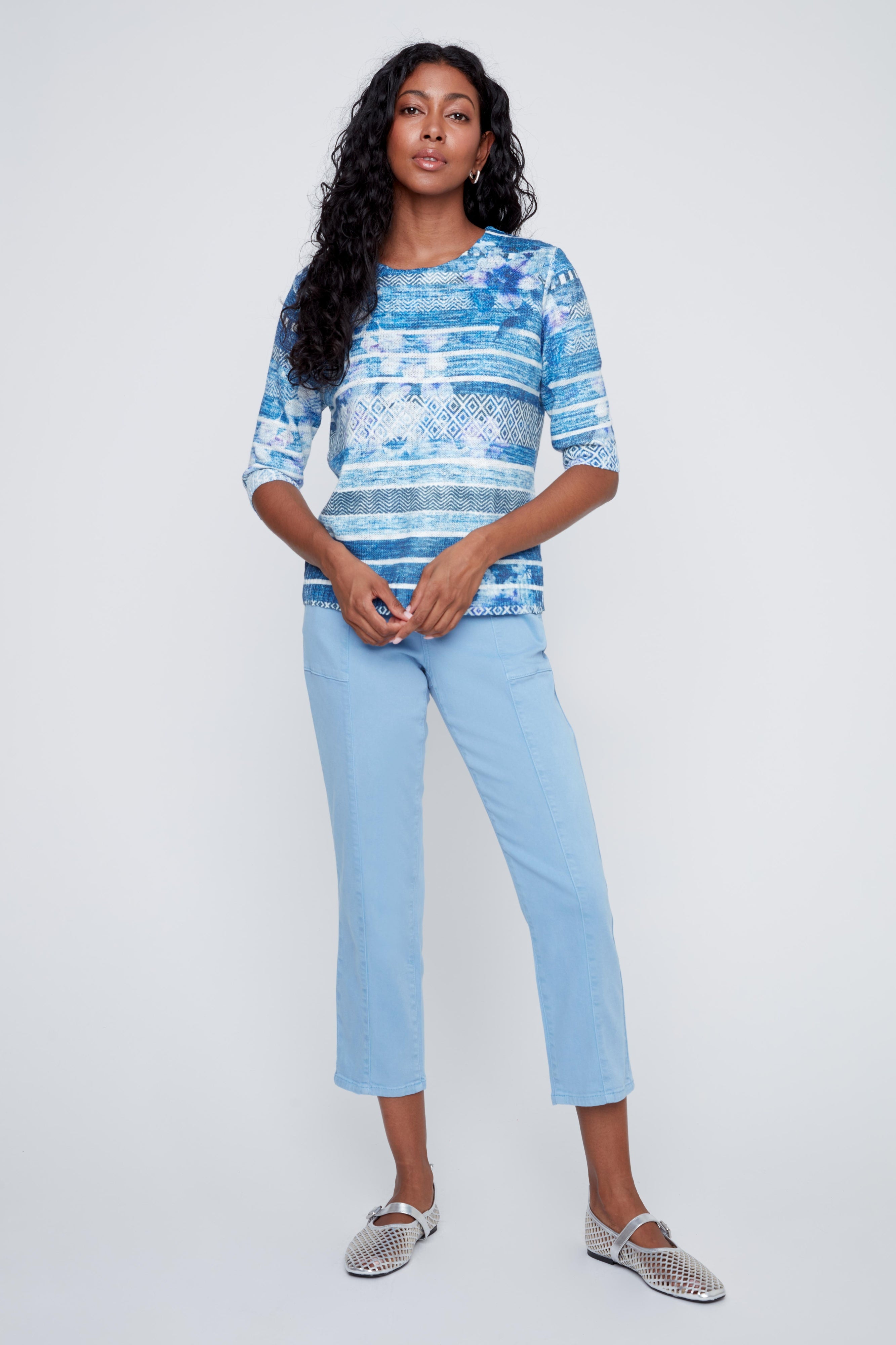 Chandail en tricot ivoire à rayures douces avec manches au coude, tissu infroissable et style féminin élégant