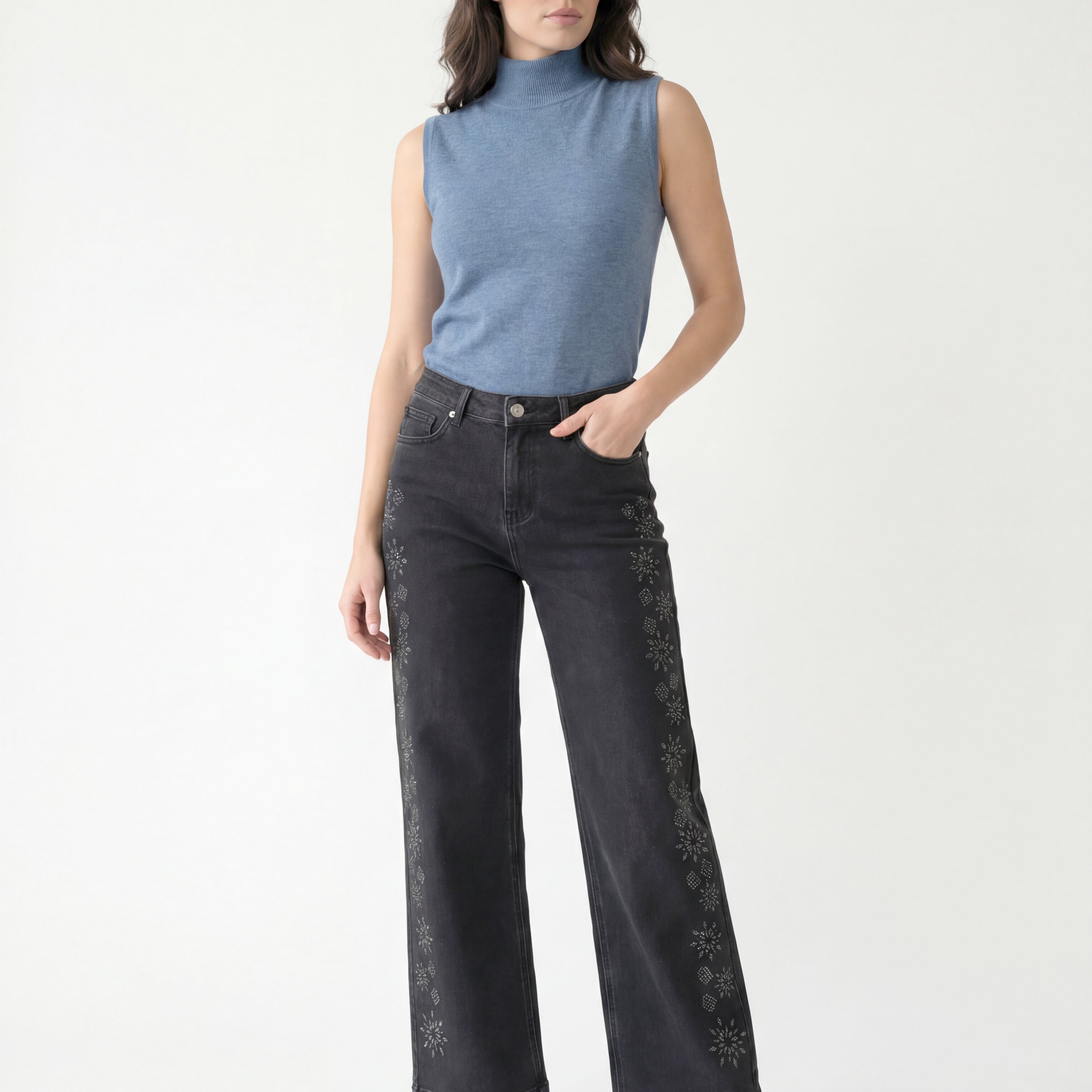 Jean noir à jambe large CYC avec motifs floraux ton sur ton porté par une femme
