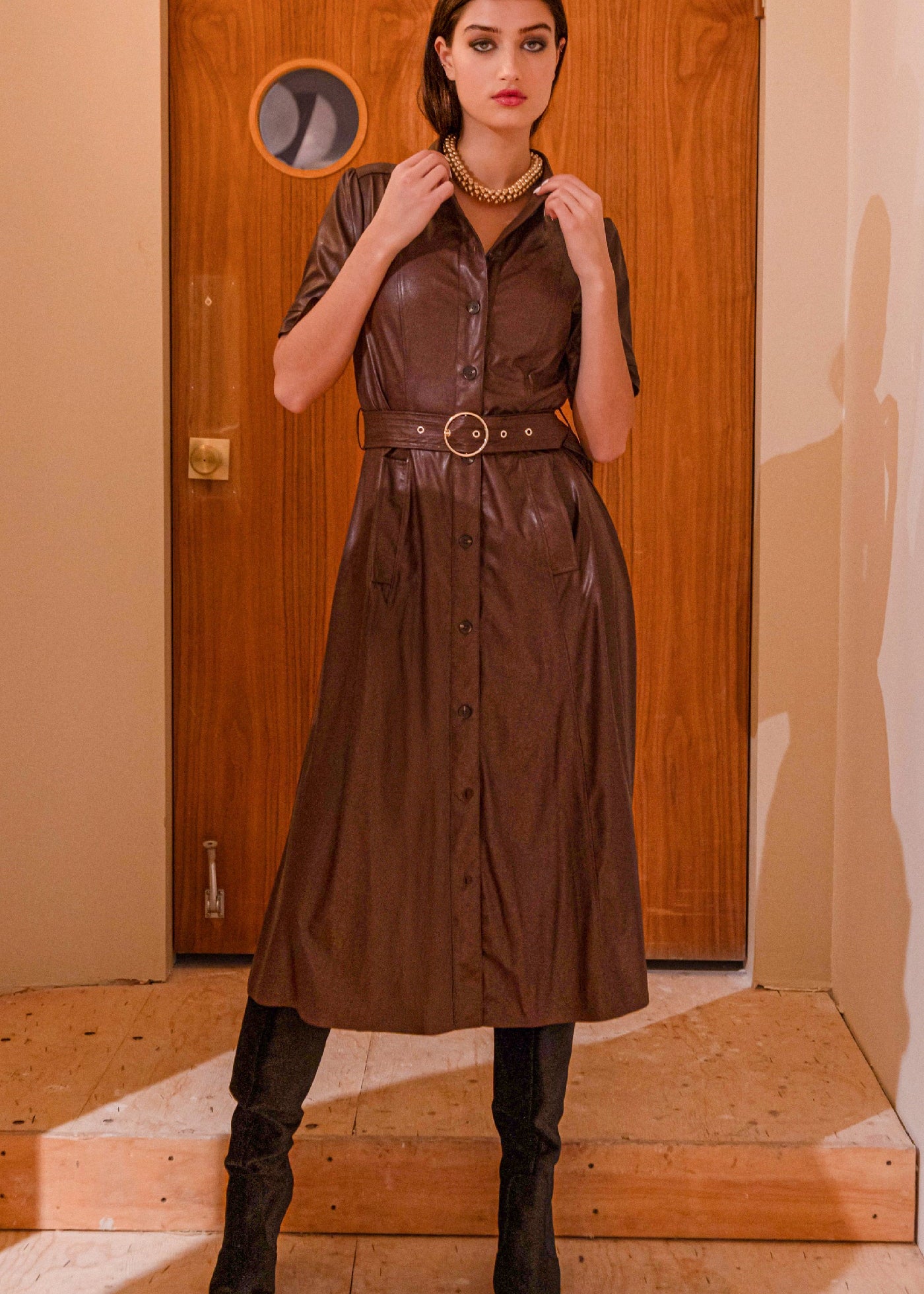 Robe chemise en cuir végane acajou, avec une ceinture à la taille et des boutons sur le devant.