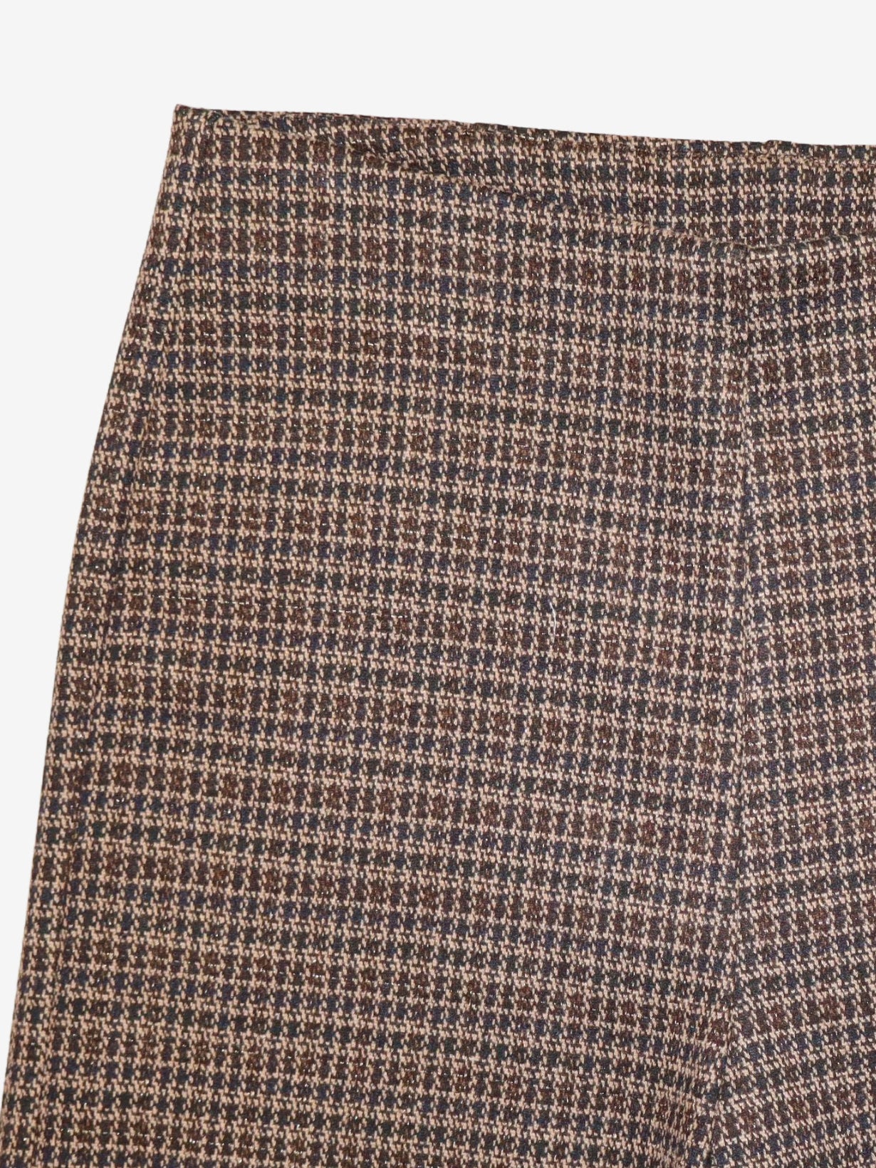 Gros plan du tissu à carreaux brun et noir du pantalon CYC