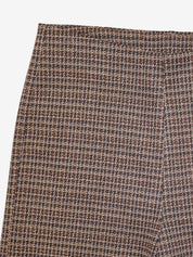 Gros plan du tissu à carreaux brun et noir du pantalon CYC