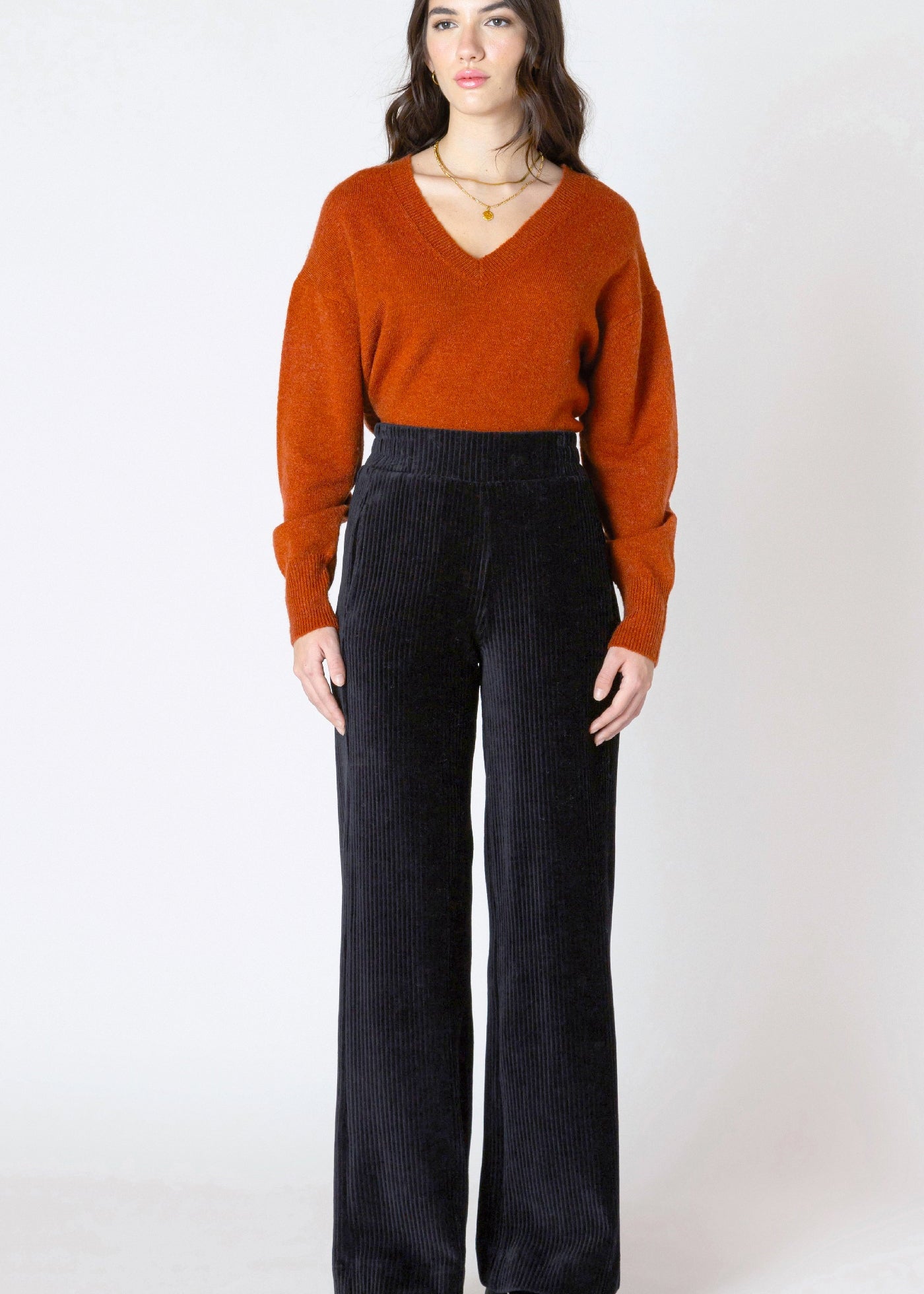  Pantalon Dex en velours côtelé pour femme, coupe jambe large et taille haute, couleur automnale, style tendance et rétro.
