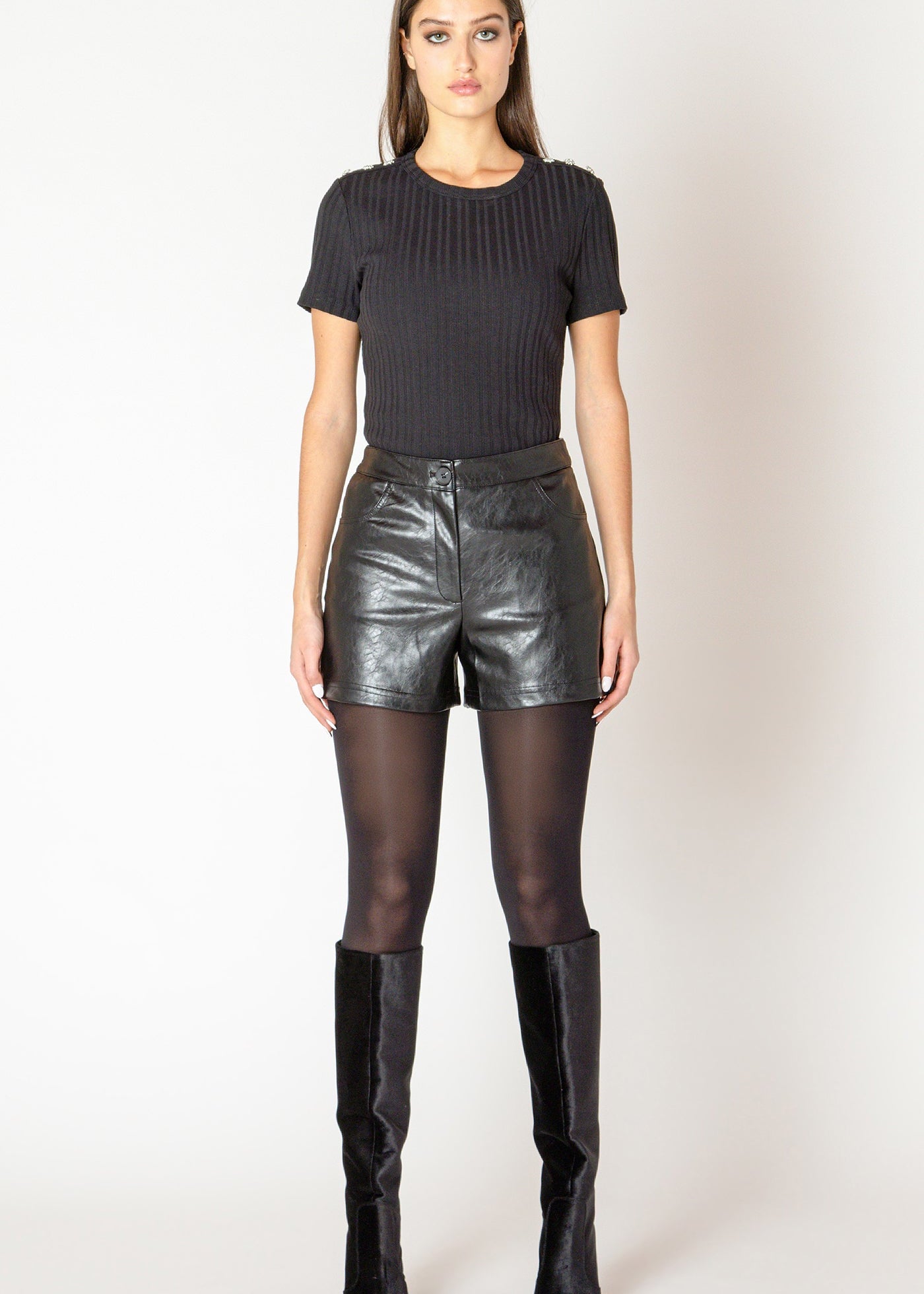 Short noir pour femme en cuir végan (100% Polyuréthane) avec doublure en 100% polyester. Coupe taille haute tendance. Marque Black Tape.