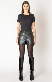 Short noir pour femme en cuir végan (100% Polyuréthane) avec doublure en 100% polyester. Coupe taille haute tendance. Marque Black Tape.