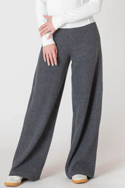 Pantalon à jambe large Room 34 en tricot côtelé, de couleur charcoal, avec une taille élastique.
