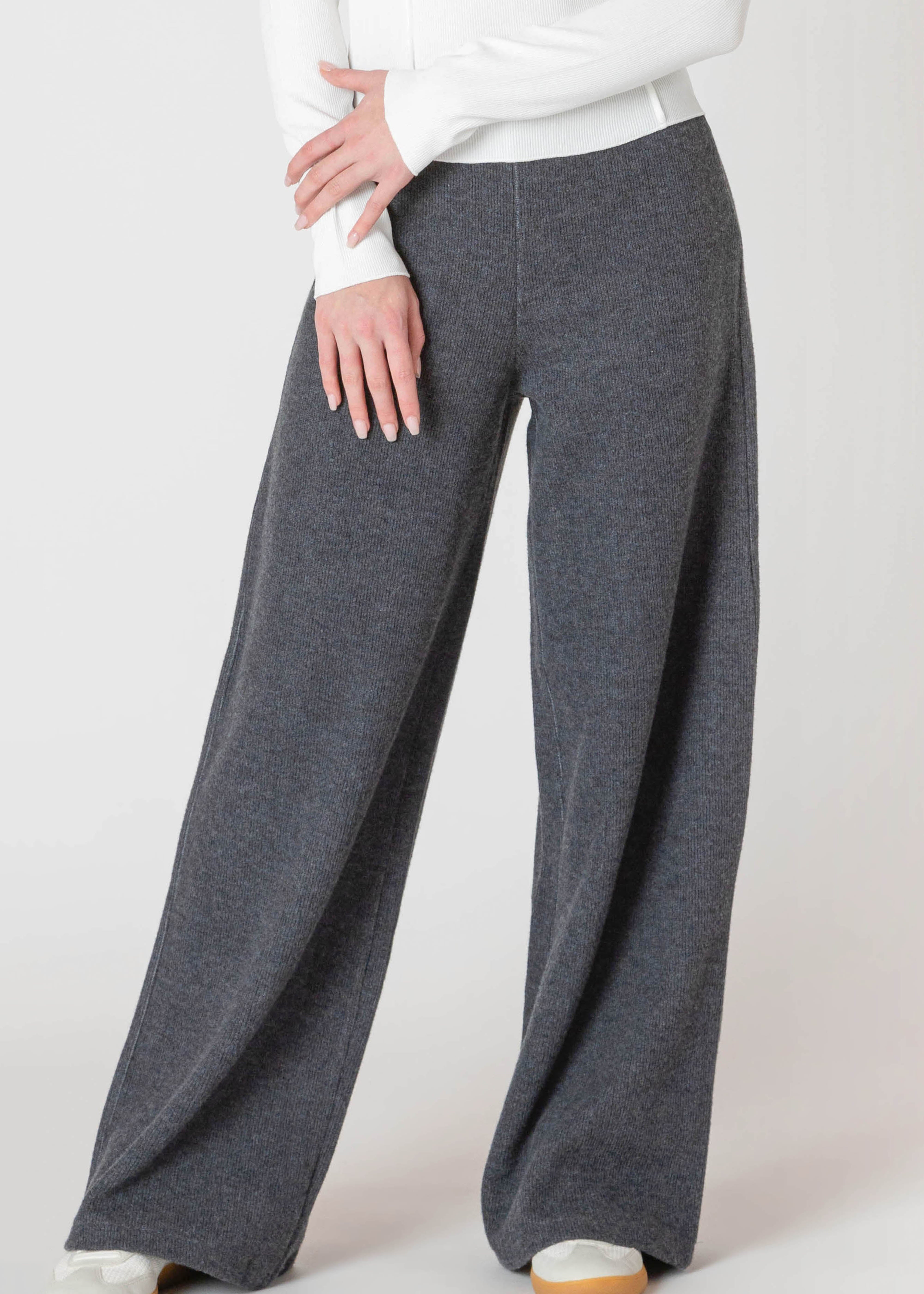 Pantalon à jambe large Room 34 en tricot côtelé, de couleur charcoal, avec une taille élastique.