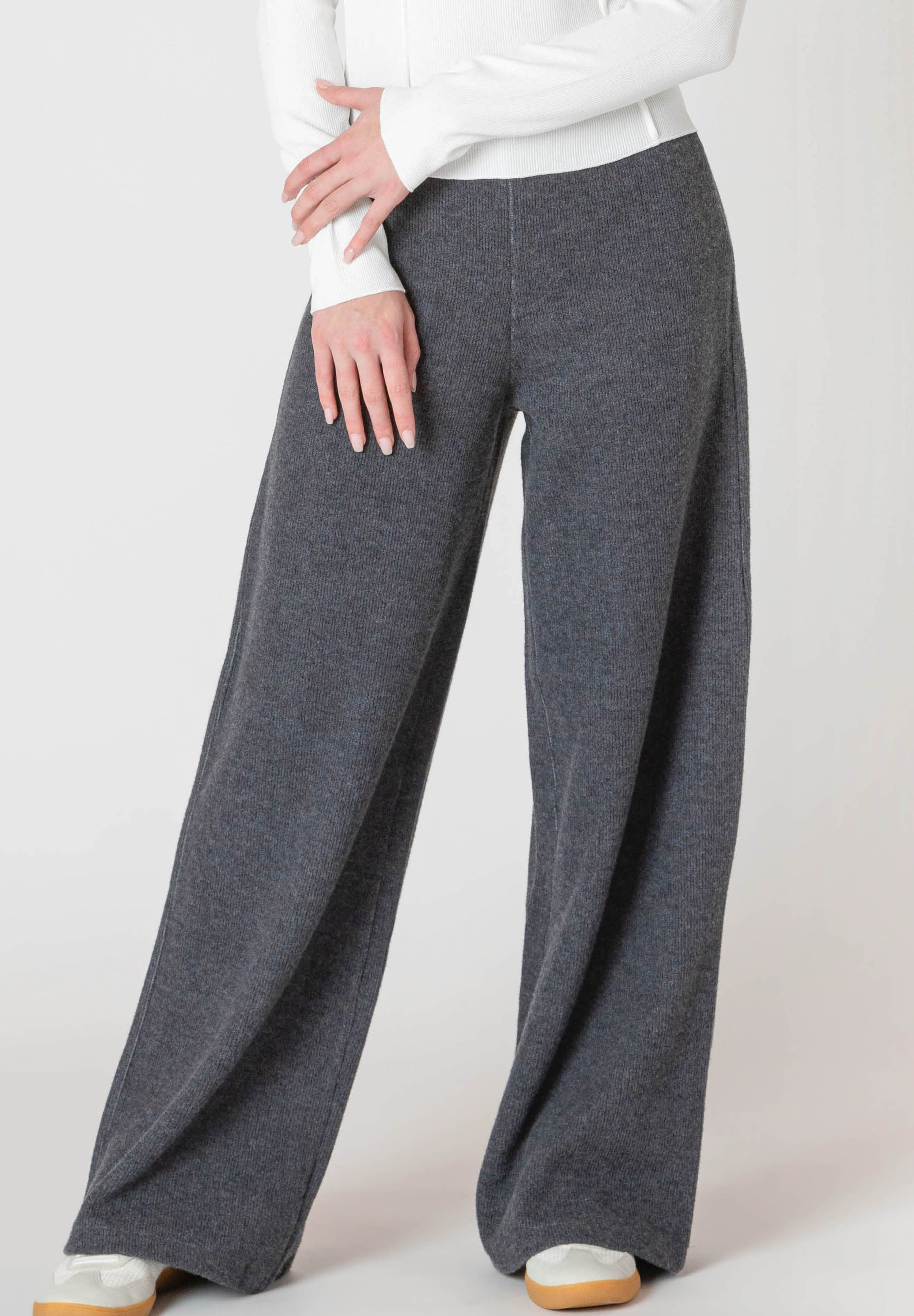 Pantalon à jambe large Room 34 en tricot côtelé, de couleur charcoal, avec une taille élastique.