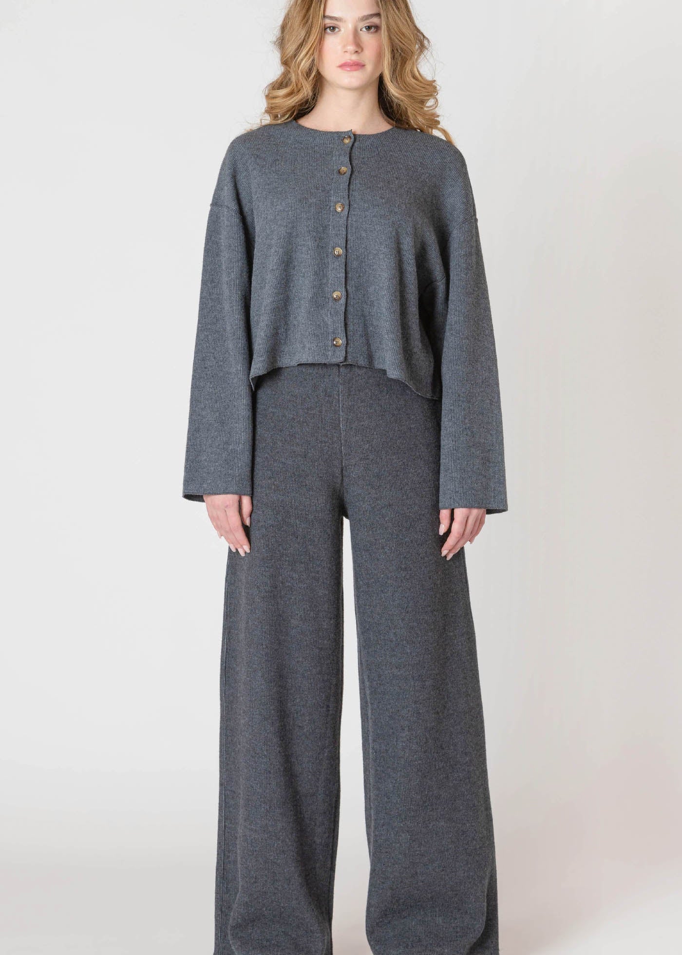Pantalon à jambe large Room 34 en tricot côtelé, de couleur charcoal, avec une taille élastique.