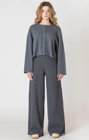 Pantalon à jambe large Room 34 en tricot côtelé, de couleur charcoal, avec une taille élastique.