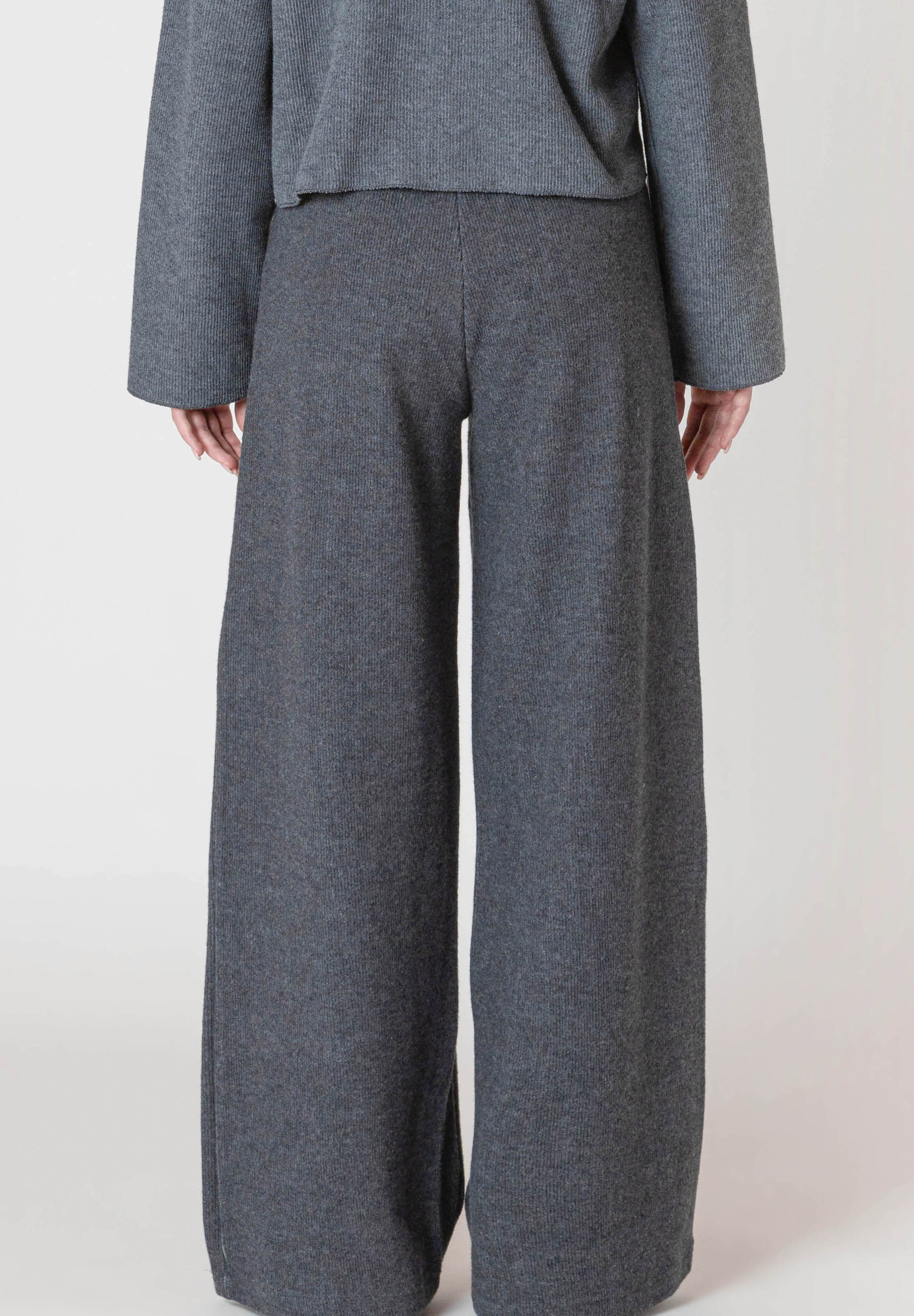 Pantalon à jambe large Room 34 en tricot côtelé, de couleur charcoal, avec une taille élastique.