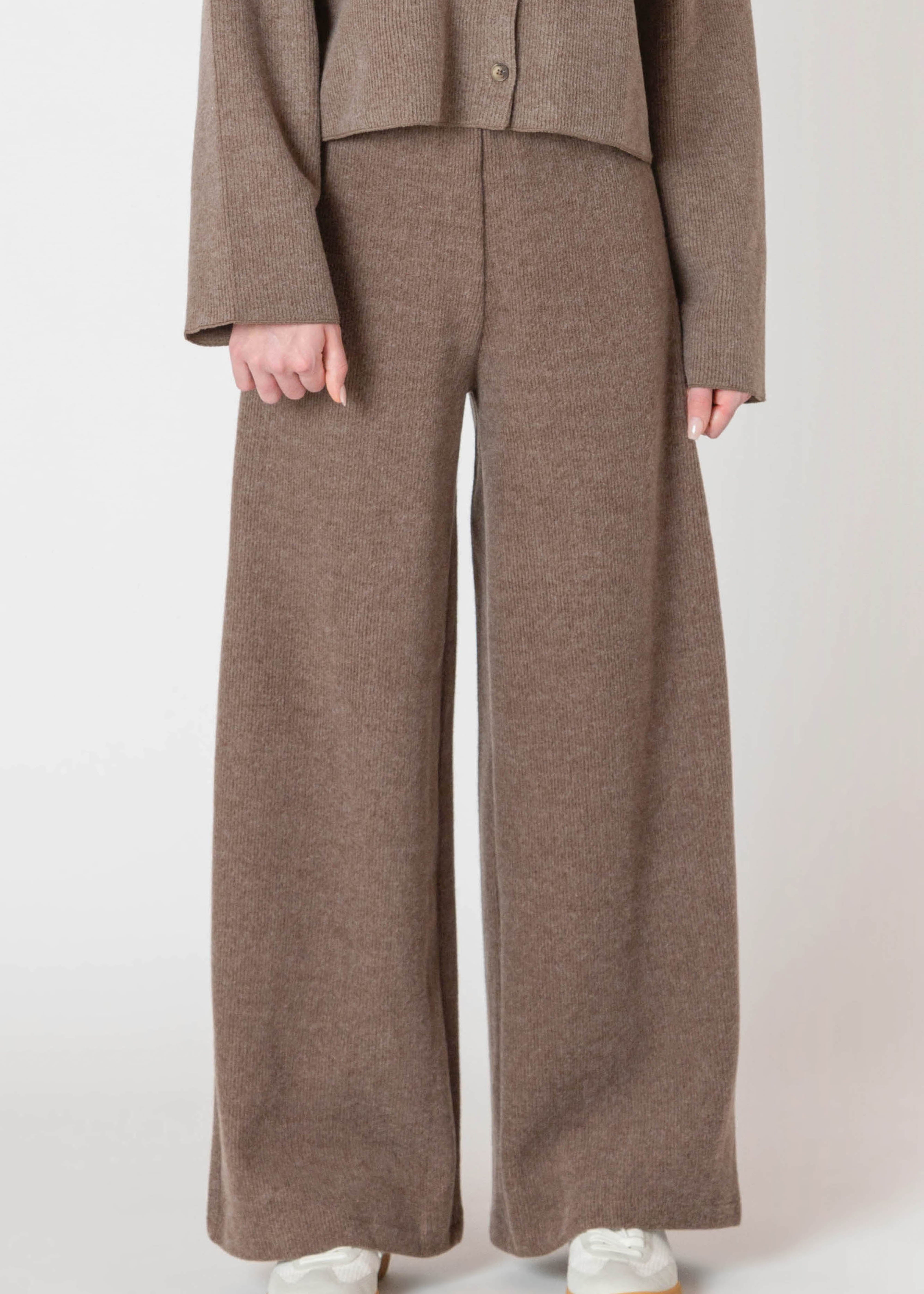 Pantalon à jambe large Room 34 en tricot côtelé, de couleur brun taupe, avec une taille élastique.
