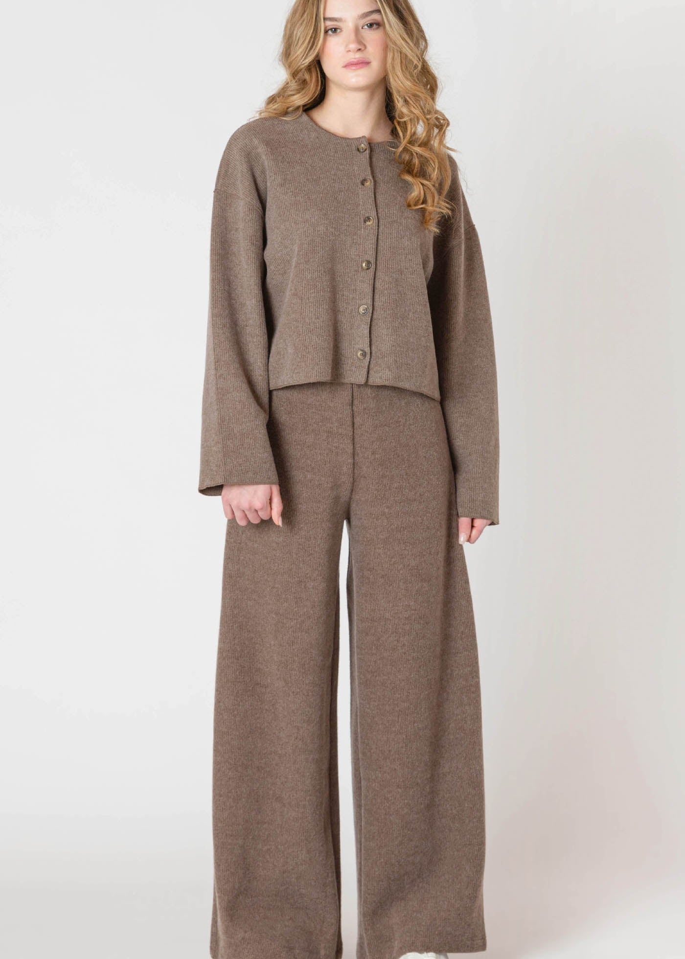 Pantalon à jambe large Room 34 en tricot côtelé, de couleur brun taupe, avec une taille élastique.