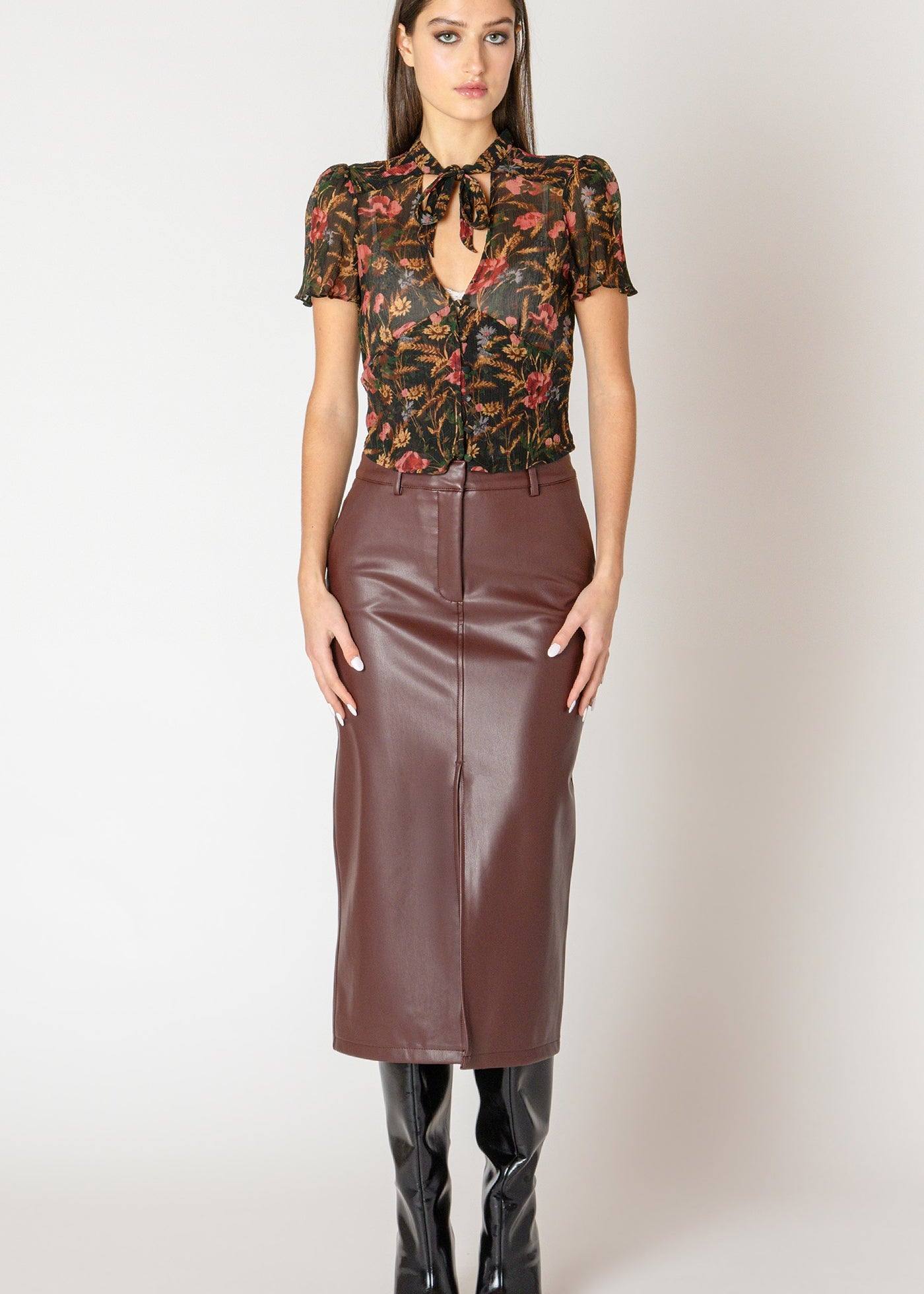 "Jupe longue en similicuir végane de couleur bordeaux. L'extérieur est 100% polyuréthane et l'intérieur est en polyester. Marque Black Tape."