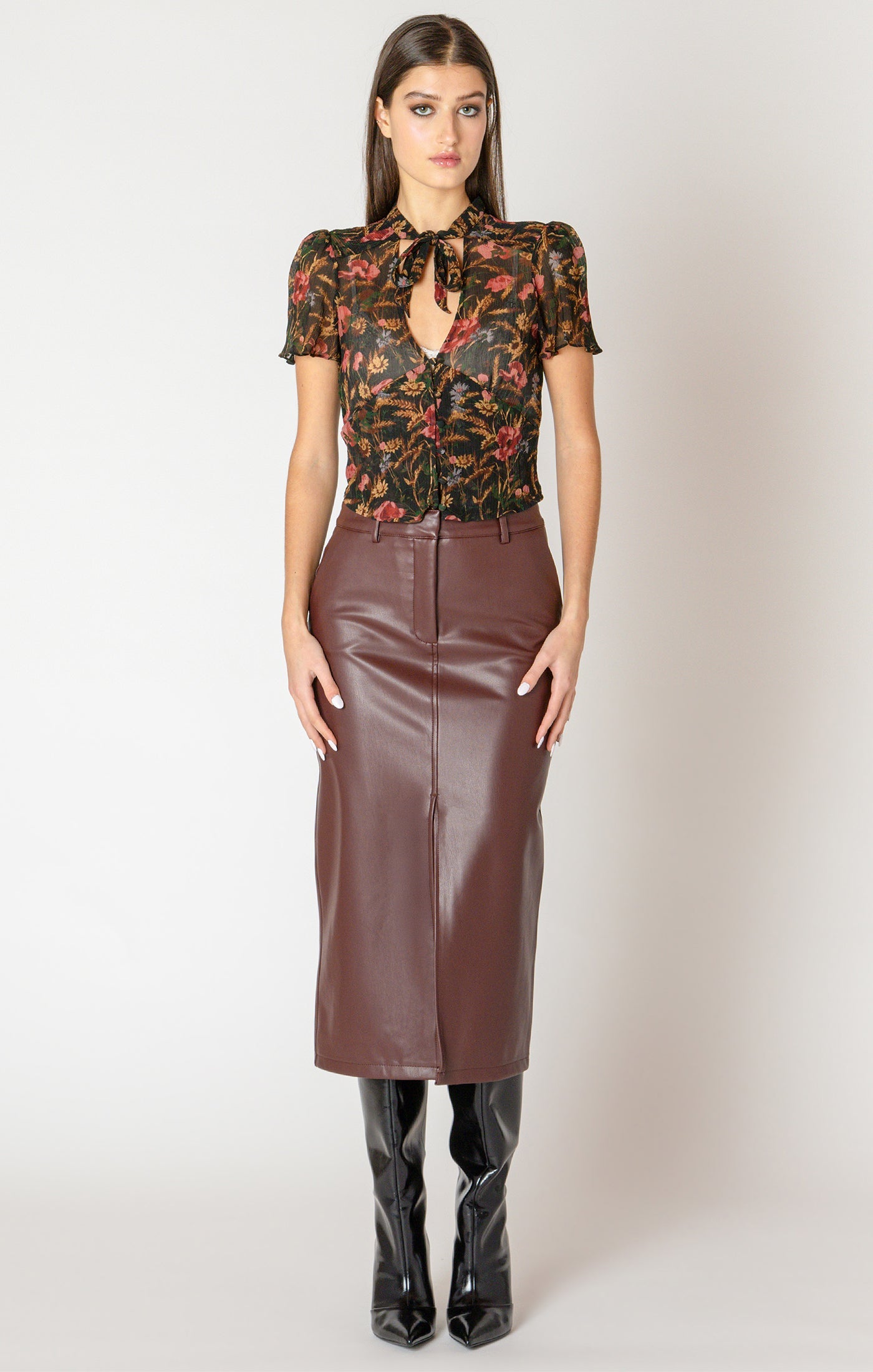 "Jupe longue en similicuir végane de couleur bordeaux. L'extérieur est 100% polyuréthane et l'intérieur est en polyester. Marque Black Tape."