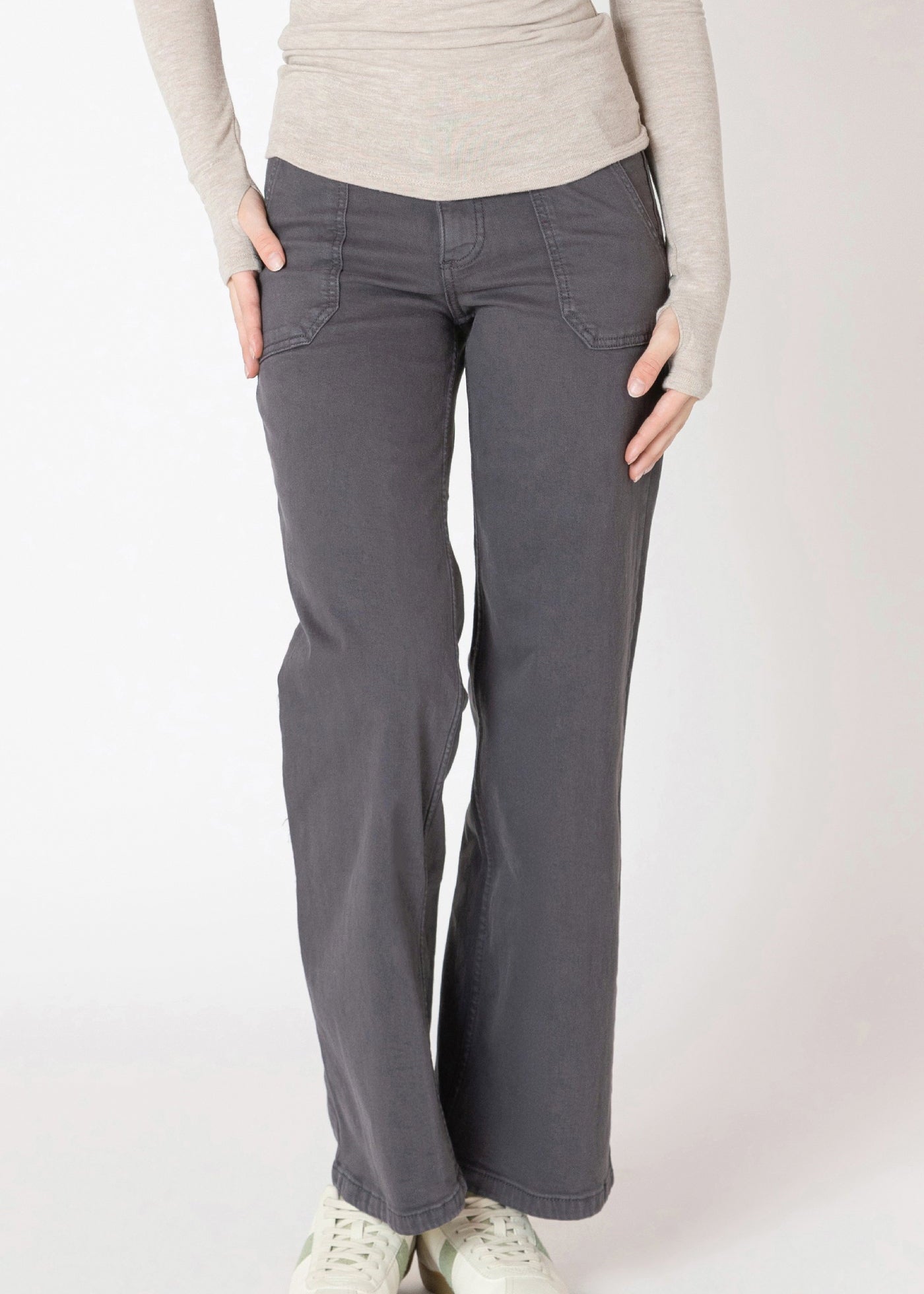 Pantalon Dex à jambe large, couleur charbon, extensible et confortable, avec poches latérales fonctionnelles.