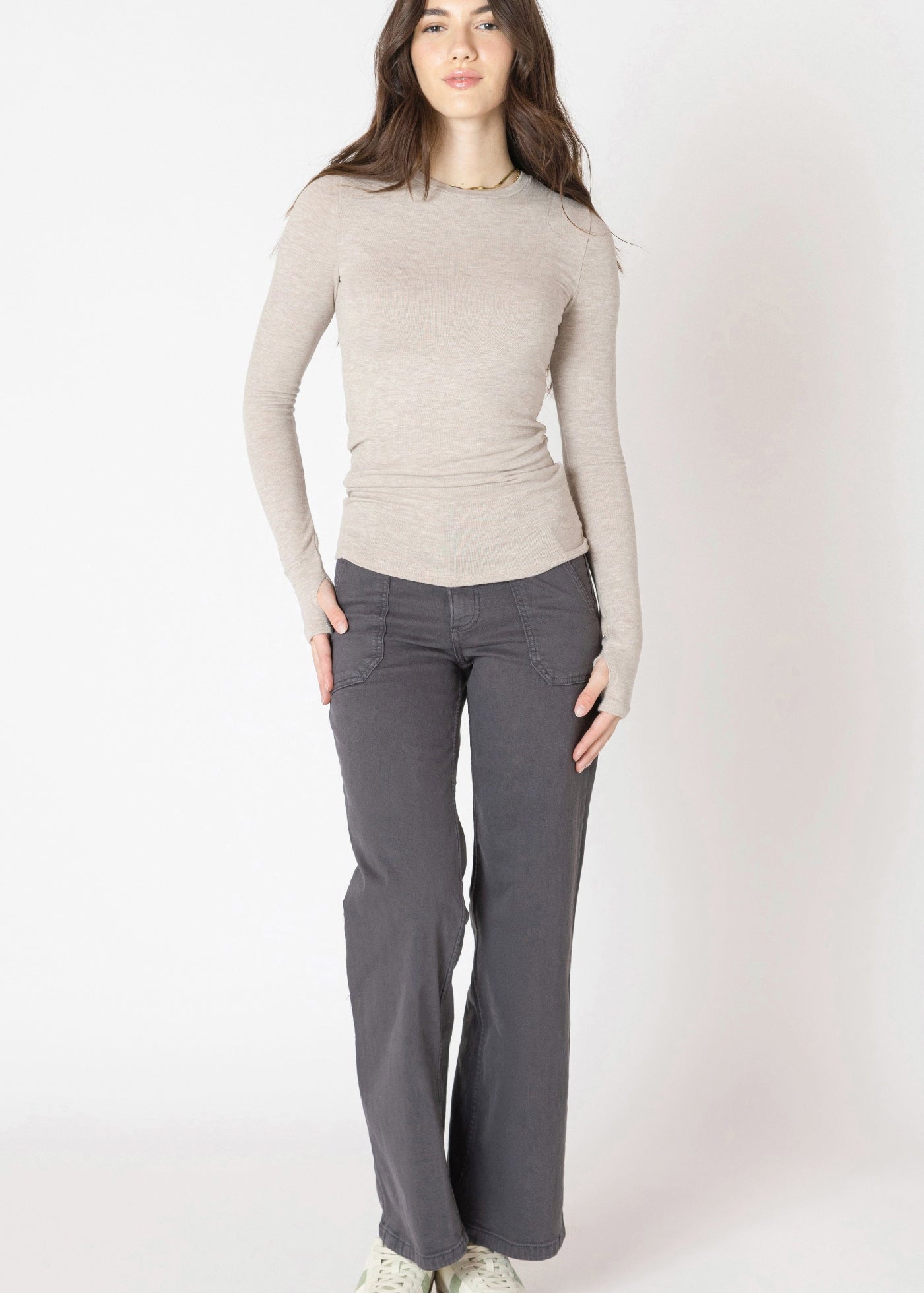 Pantalon Dex à jambe large, couleur charbon, extensible et confortable, avec poches latérales fonctionnelles.