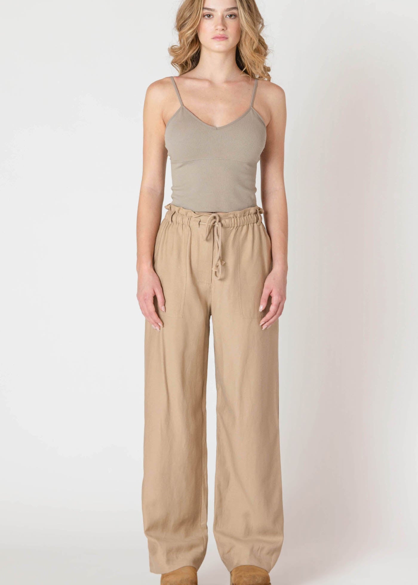 Pantalon fluide à jambe large pour femme, mélange Lyocell et Coton, couleur safari. Marque Room 34.