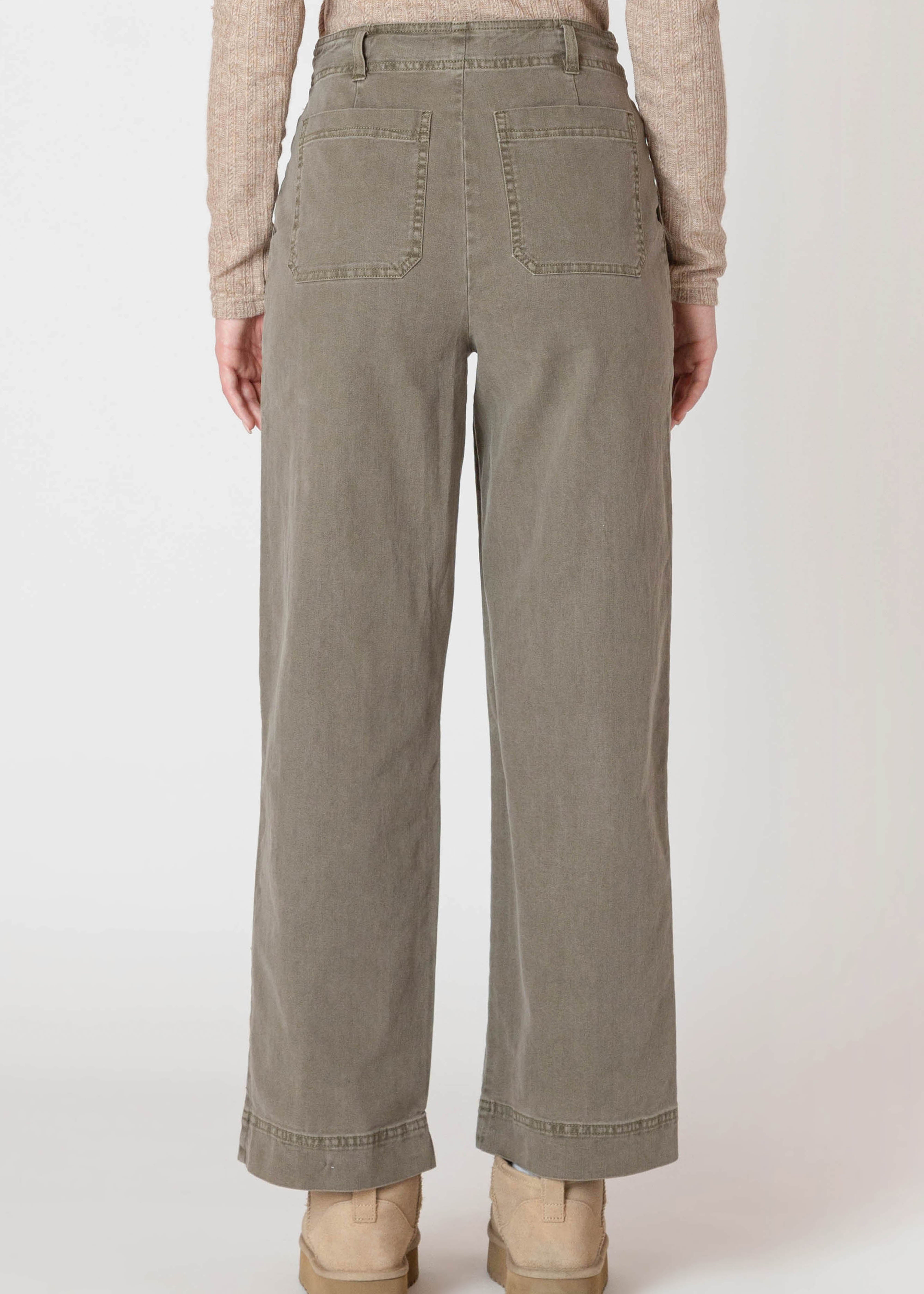 Pantalon à jambe large pour femme de la compagnie ROOM34, de couleur khaki délavé. Le pantalon est fait d'un mélange de coton, de polyester et de spandex, ce qui le rend doux, extensible et confortable.