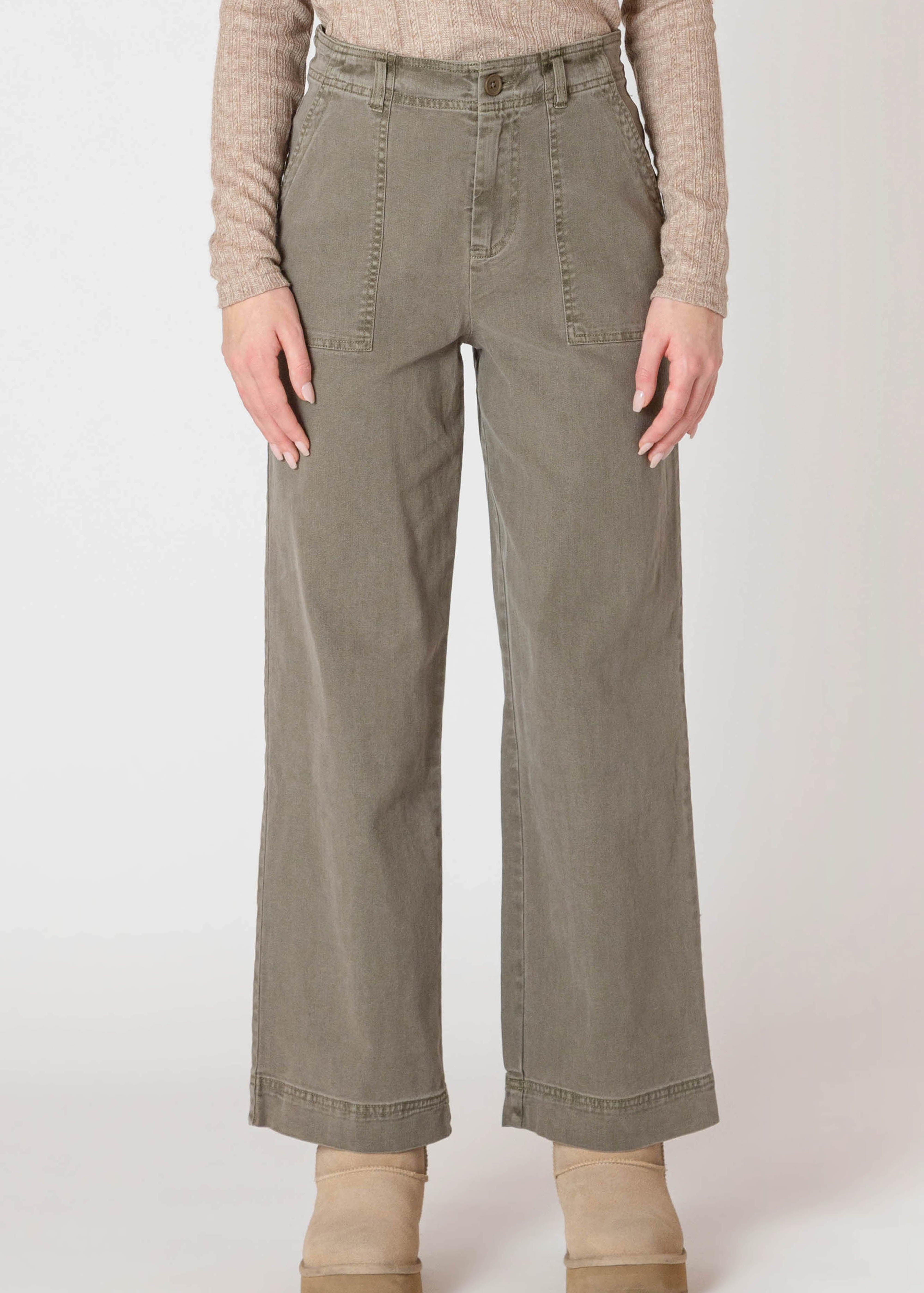Pantalon à jambe large pour femme de la compagnie ROOM34, de couleur khaki délavé. Le pantalon est fait d'un mélange de coton, de polyester et de spandex, ce qui le rend doux, extensible et confortable.