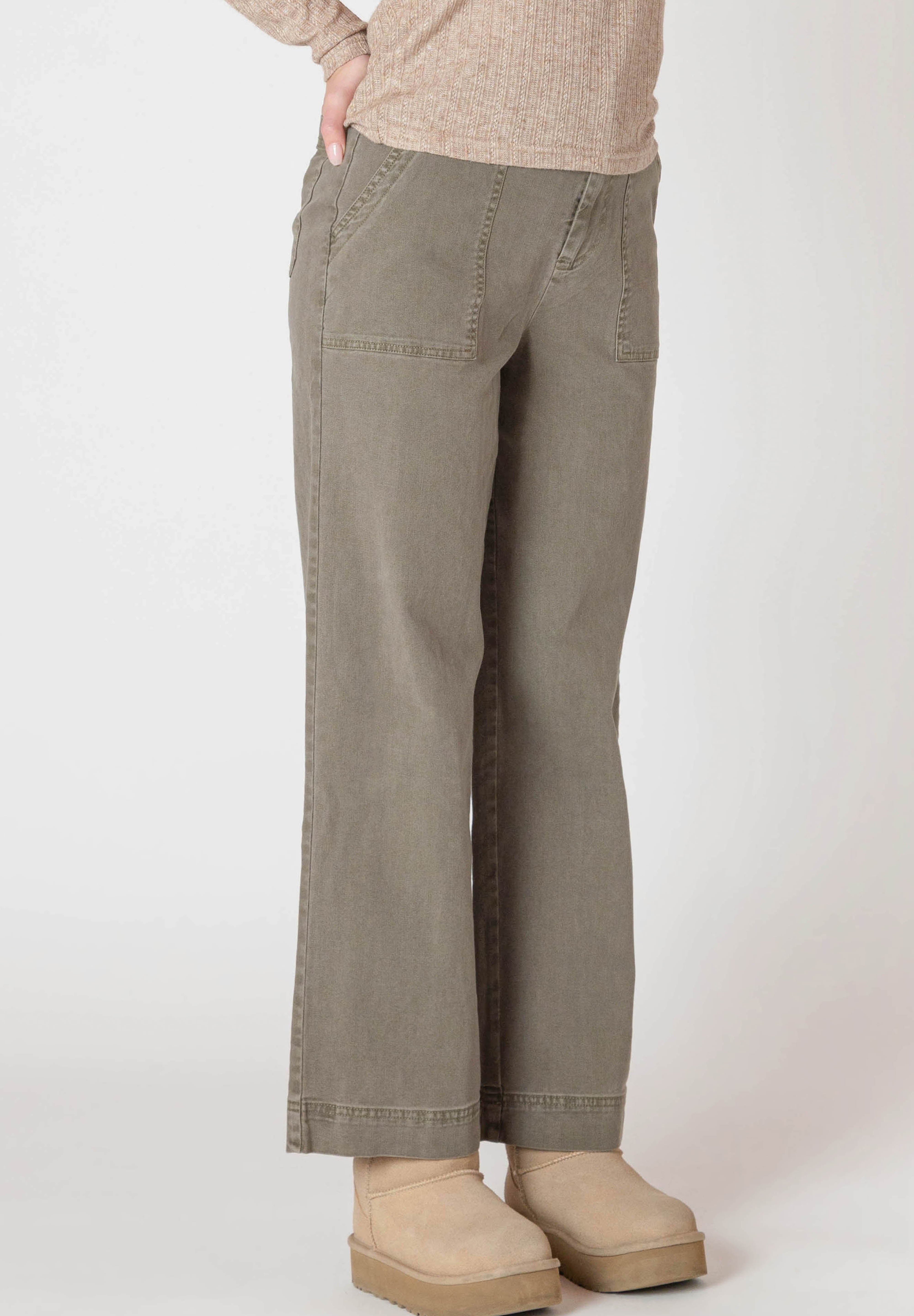 Pantalon à jambe large pour femme de la compagnie ROOM34, de couleur khaki délavé. Le pantalon est fait d'un mélange de coton, de polyester et de spandex, ce qui le rend doux, extensible et confortable.