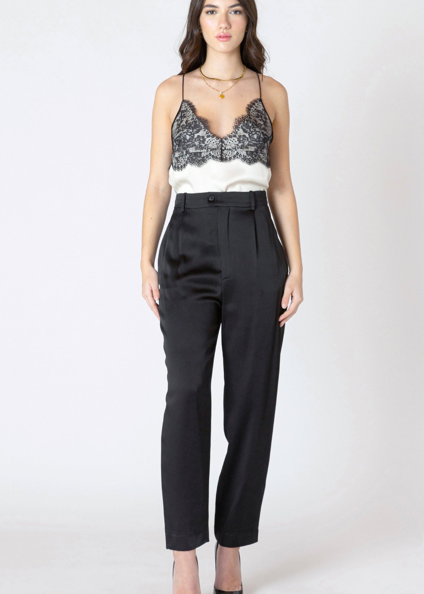 Pantalon en satin noir pour femme, coupe jambe droite fluide, 100% Polyester. Marque Dex.