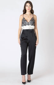 Pantalon en satin noir pour femme, coupe jambe droite fluide, 100% Polyester. Marque Dex.