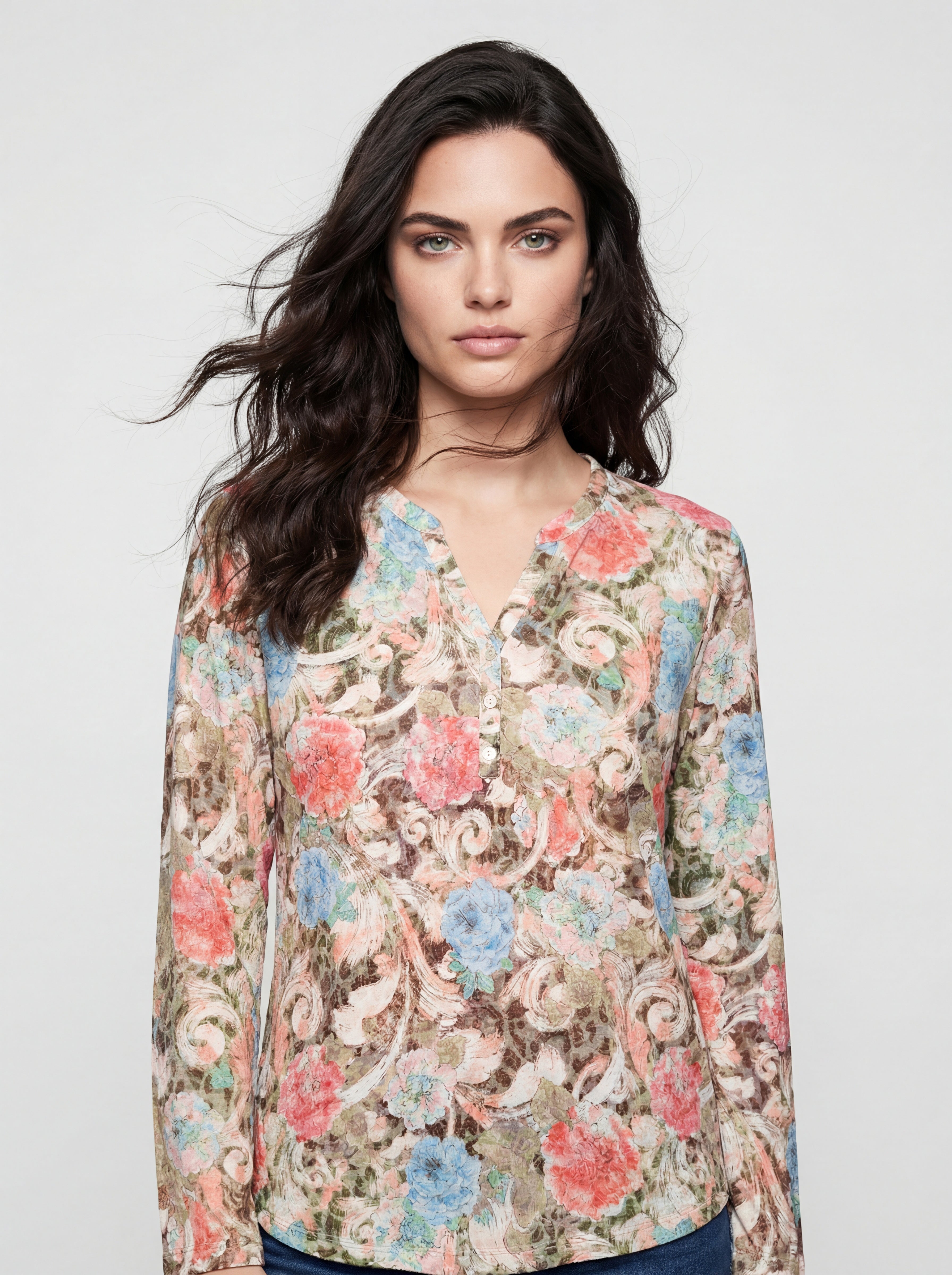 Chandail à imprimé floral corail, bleu et taupe, vue sur mannequin