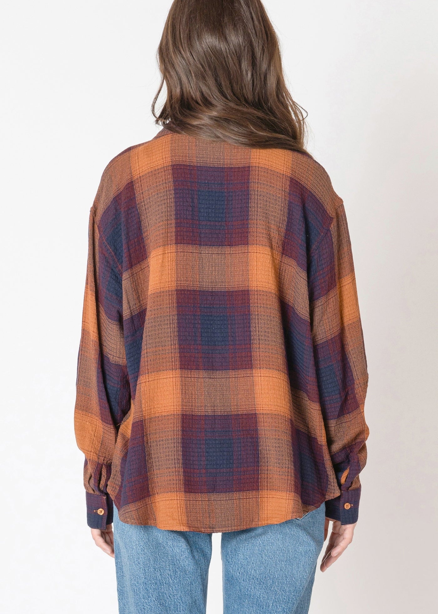 Chemisier à carreaux pour femme de la compagnie Dex, dans les tons orange, rouge, bleu et mauve, avec un tissu doux et extensible.