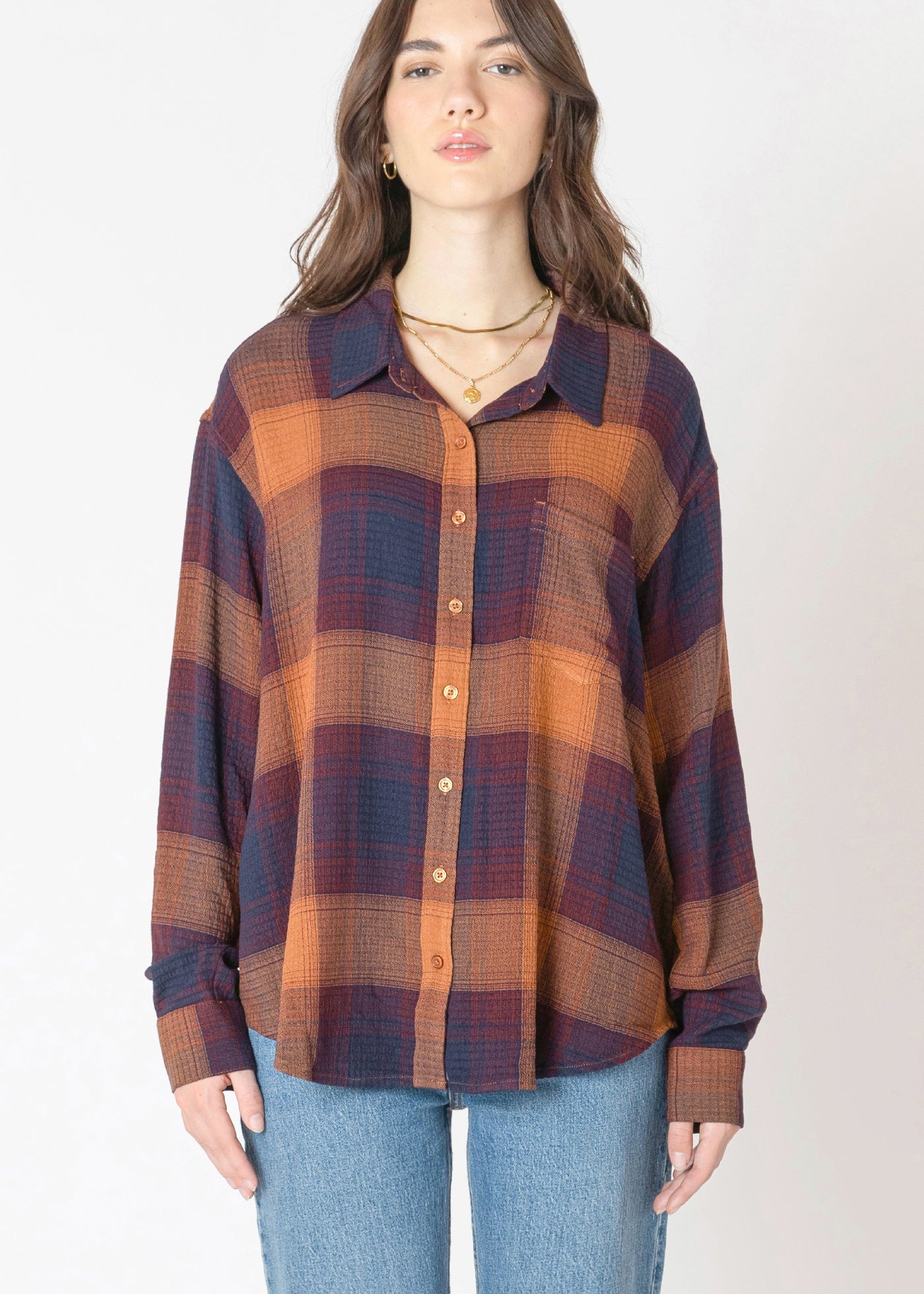 Chemisier à carreaux pour femme de la compagnie Dex, dans les tons orange, rouge, bleu et mauve, avec un tissu doux et extensible.