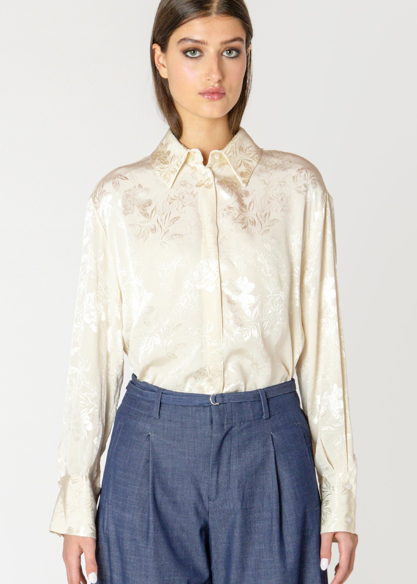 Découvrez l'élégance intemporelle avec cette Blouse Chemisier Black Tape dans une magnifique teinte ivoire lumineux. Parfait pour apporter une touche de sophistication à votre garde-robe, ce chemisier est rehaussé par un luxueux tissage jacquard.
