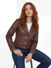 Veston chocolat effet cuir CYC porté avec un jean foncé